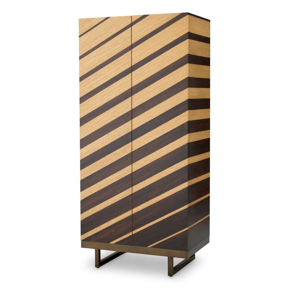 Questo mobile bar combina impiallacciatura di rovere naturale e impiallacciatura di eucalipto, creando un aspetto caldo e strutturato. Progettato per una conservazione efficiente, può ospitare fino a 21 bottiglie e include uno spazio per i bicchieri