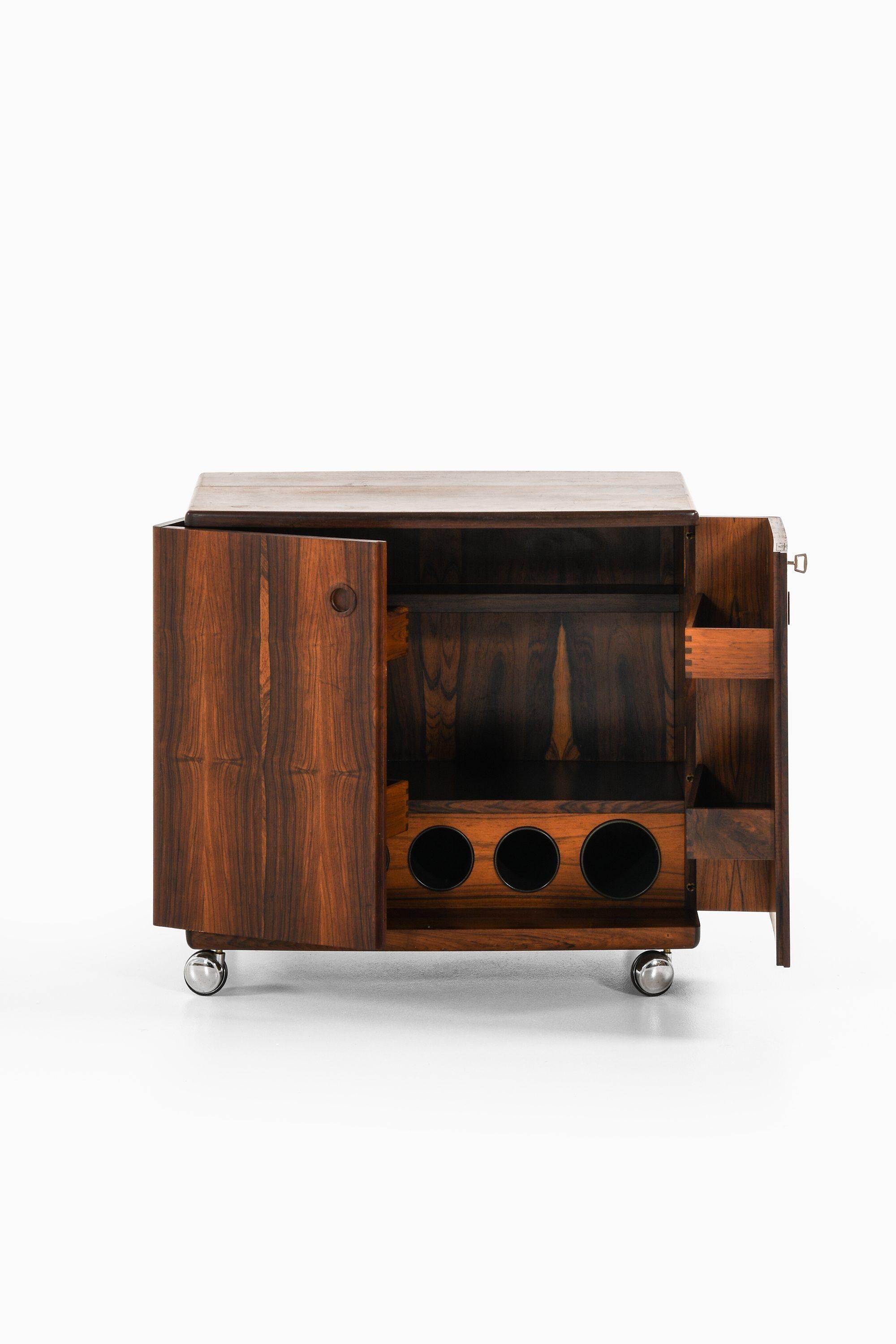 Mid-Century moderno Mobile bar su ruote in palissandro, formica e acciaio di Illum Wikkelsø, anni '60 in vendita
