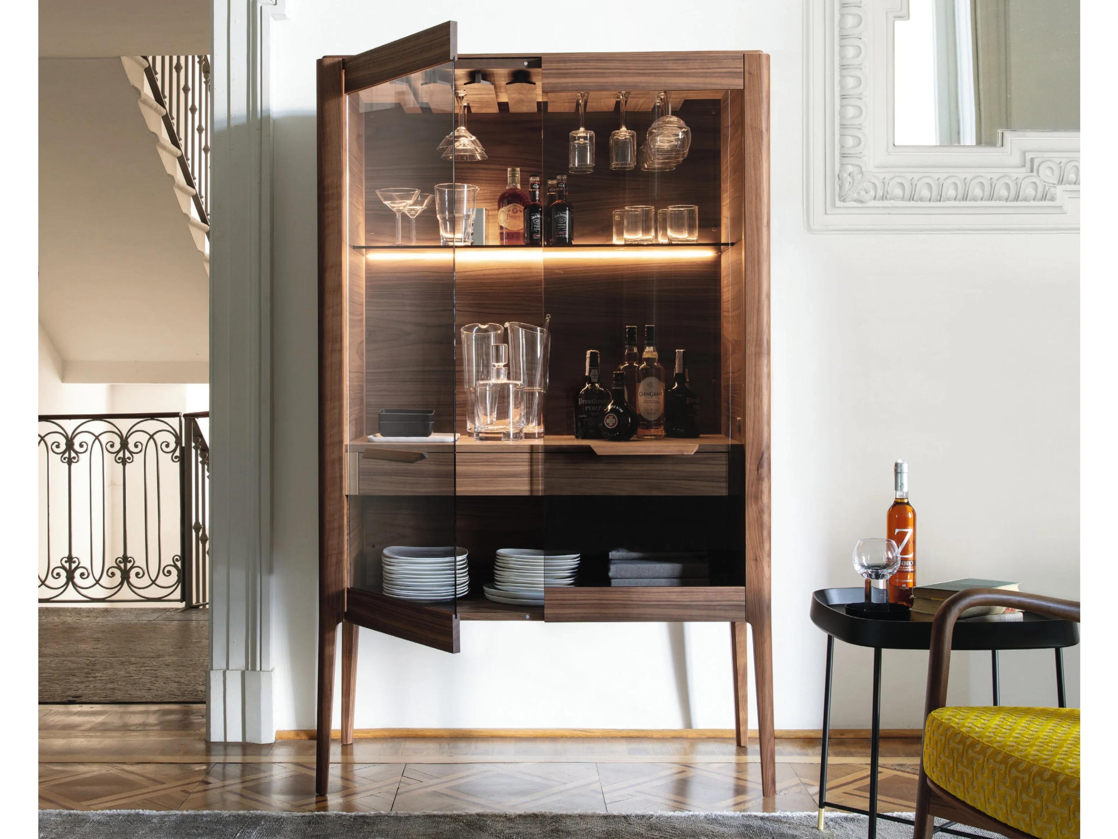 Brand: Porada
Design: C. Ballabio
Model: Atlante Bar

The Atlante Bar by Porada, designed by C. Ballabio, is a modern and sophisticated home bar crafted from Canaletto walnut or ash, combining elegance and practicality. With its linear and simple