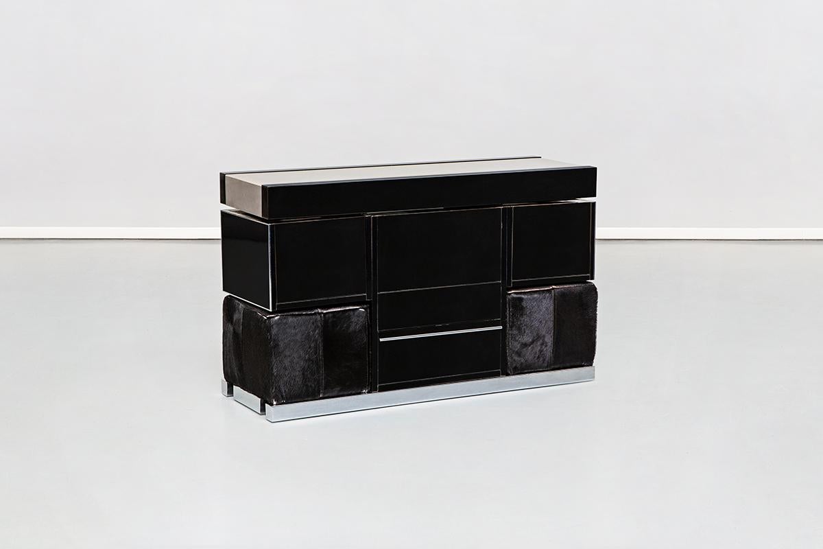 Bar cabinet with a couple of cubic-shaped pouf by Willy Rizzo, from 1970s
Astonishing bar cabinet by Willy Rizzo from 1970s. The structure is extremely versatile with a couple of cubic-shaped pouf, removable from the sides of the cabinet. The