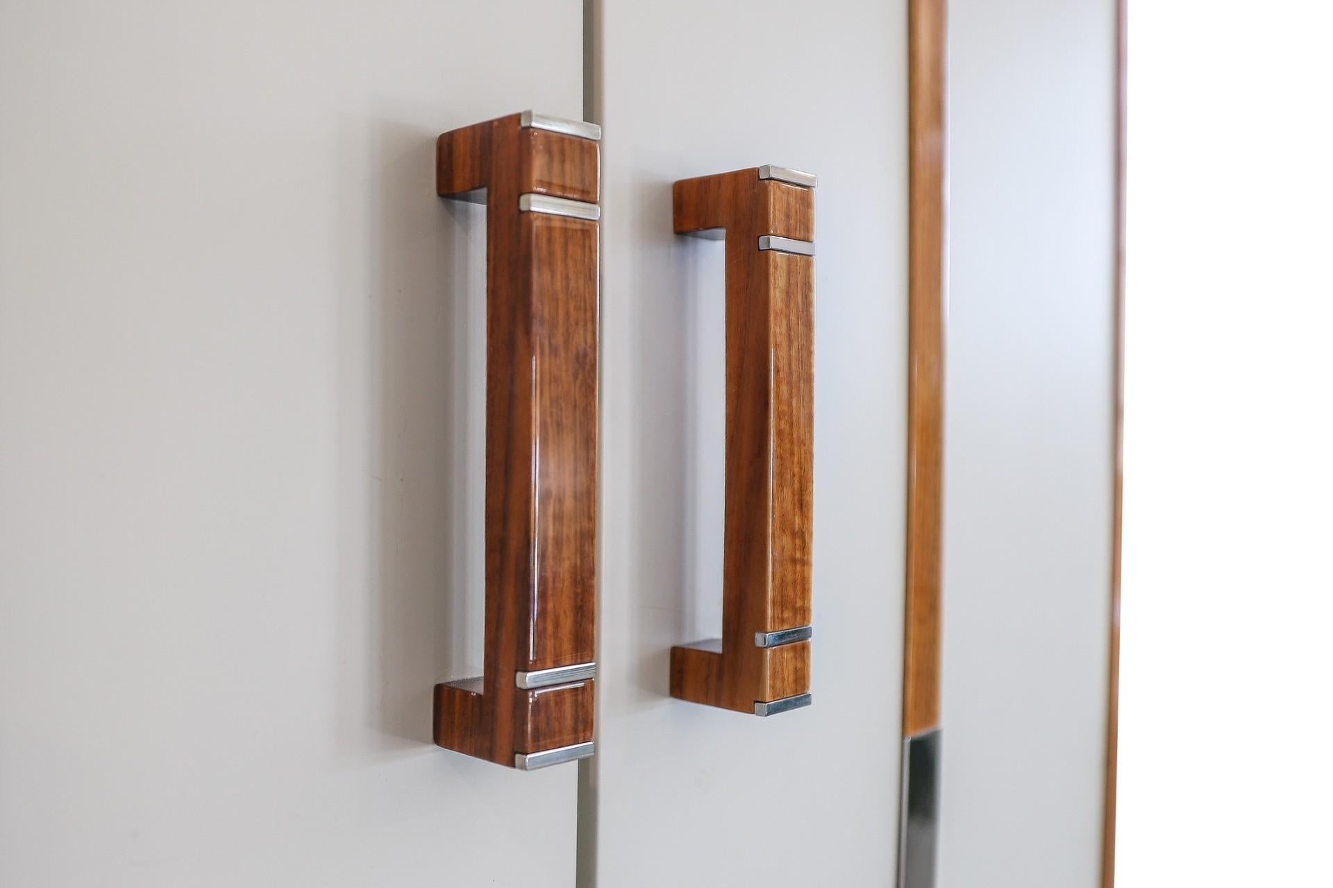 XXIe siècle et contemporain Meuble bar avec détails en noyer poli am designs par Serge de Troyer en vente