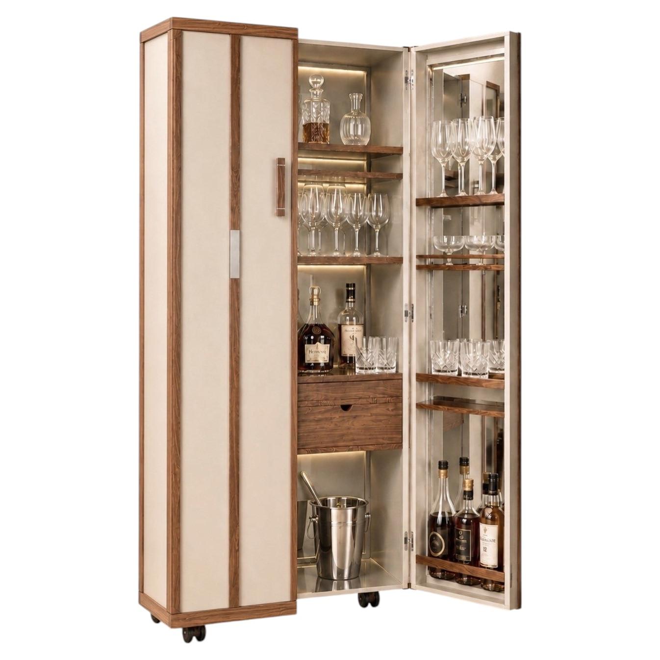 Mobile bar con dettagli in noce lucidato progettato da Serge de Troyer
