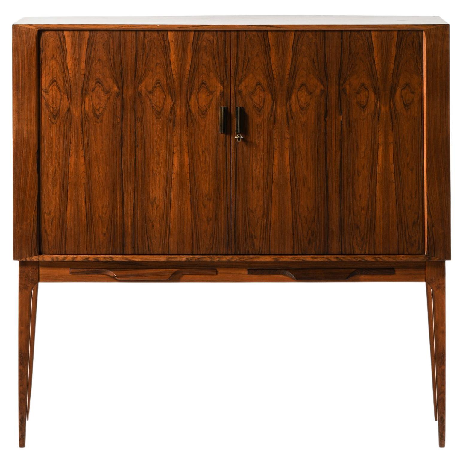 Meuble de bar avec portes à lamelles en palissandre et laiton par Kurt Østervig, années 1960