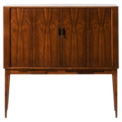 Meuble de bar avec portes à lamelles en palissandre et laiton par Kurt Østervig, années 1960