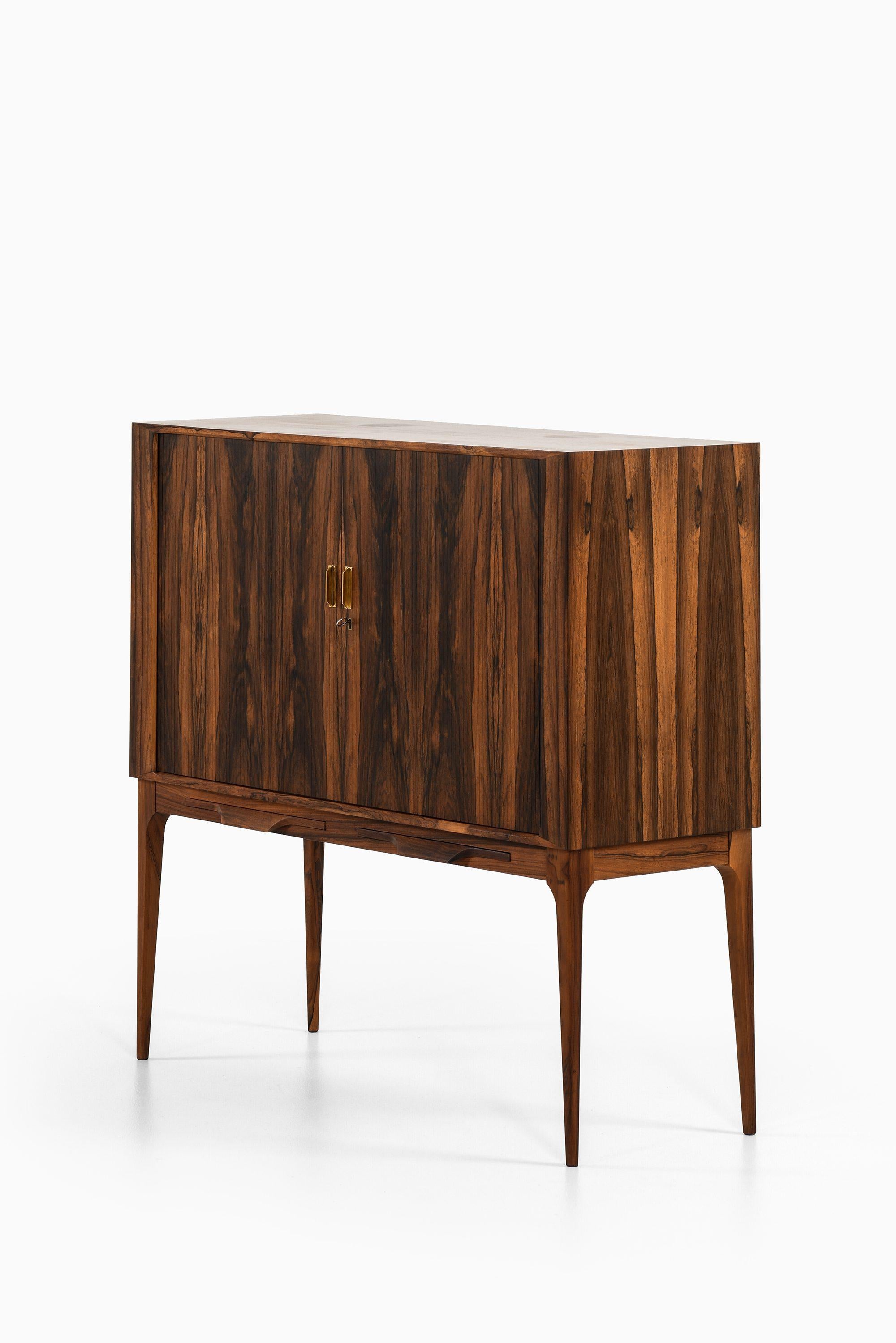 Mid-Century moderno Mobile bar con ante a tamburo in palissandro e vetro di Kurt Østervig, anni '60 in vendita