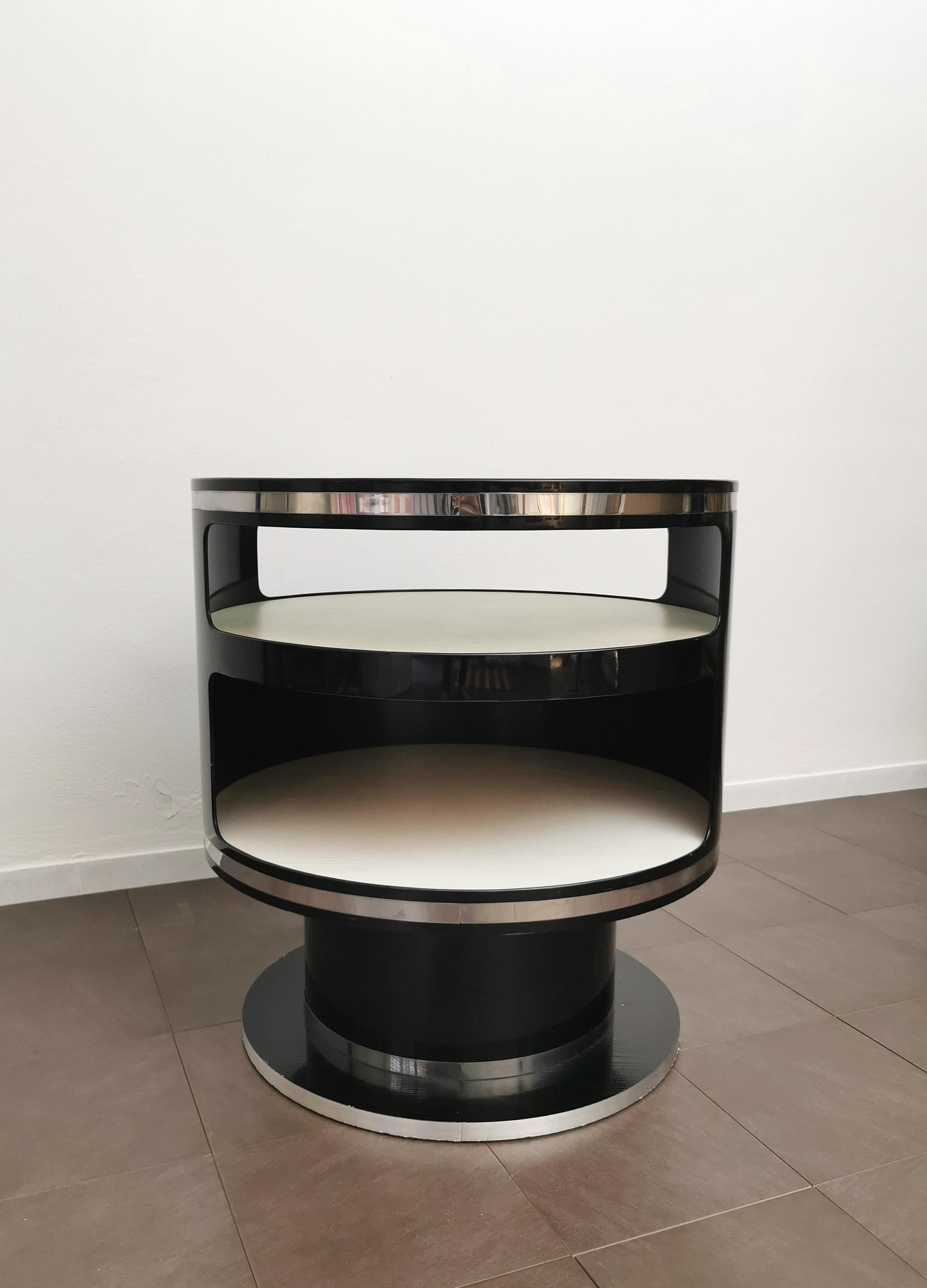 Pleasantly sized bar cabinet produced in the 70s and attributed to the renowned Italian designer Joe Colombo. The bar cabinet was made of black lacquered wood with chromed aluminum finishes and 3 shelves in smoked glass, leather and wood.