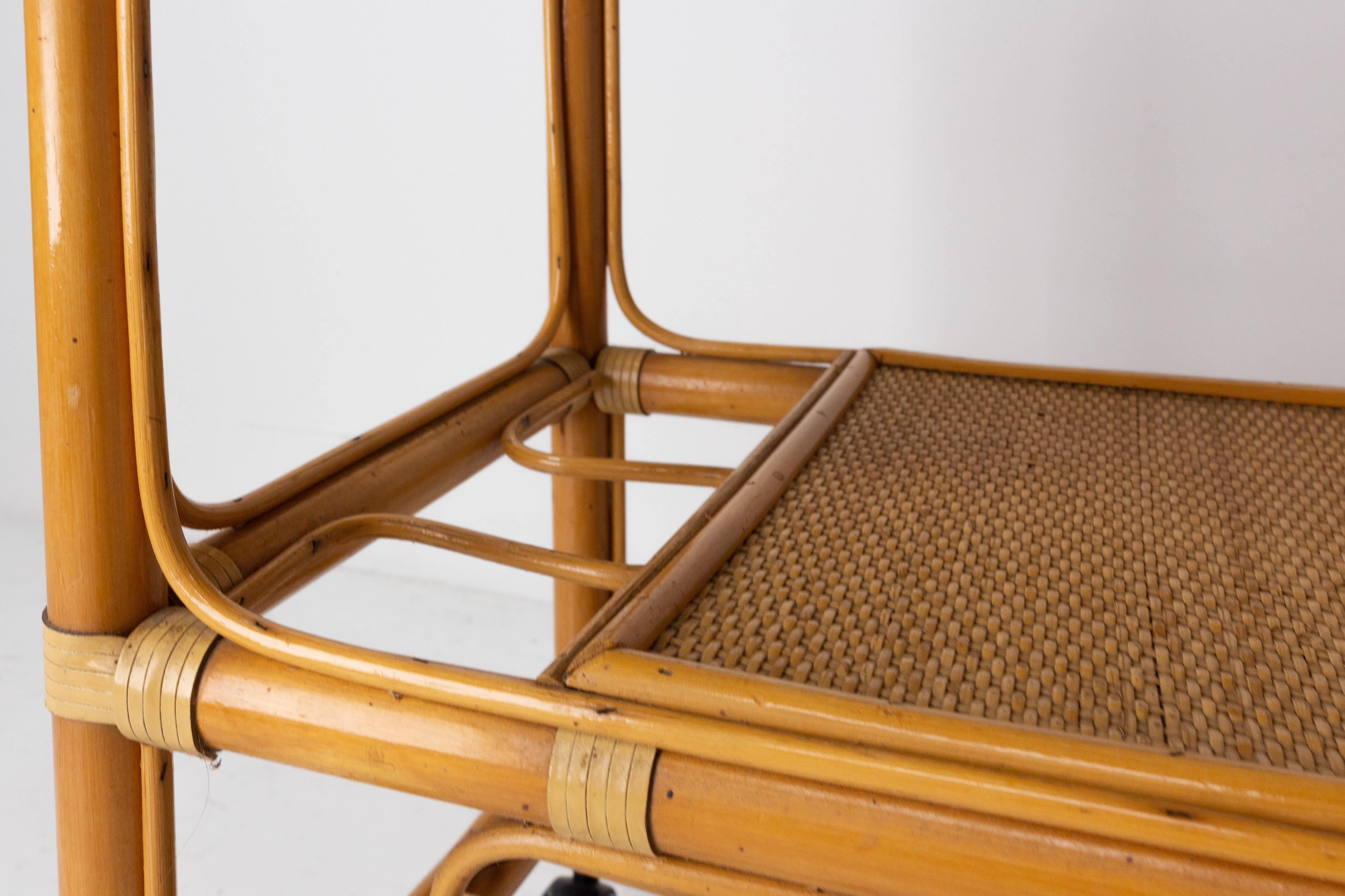 Vintage bar cart brinks or cocktail trolley, with a middle shelf
Rattan
French, circa 1960
Good vintage condition.

Shipping:
72 P 41.5 H 64 10.3 kg.

 