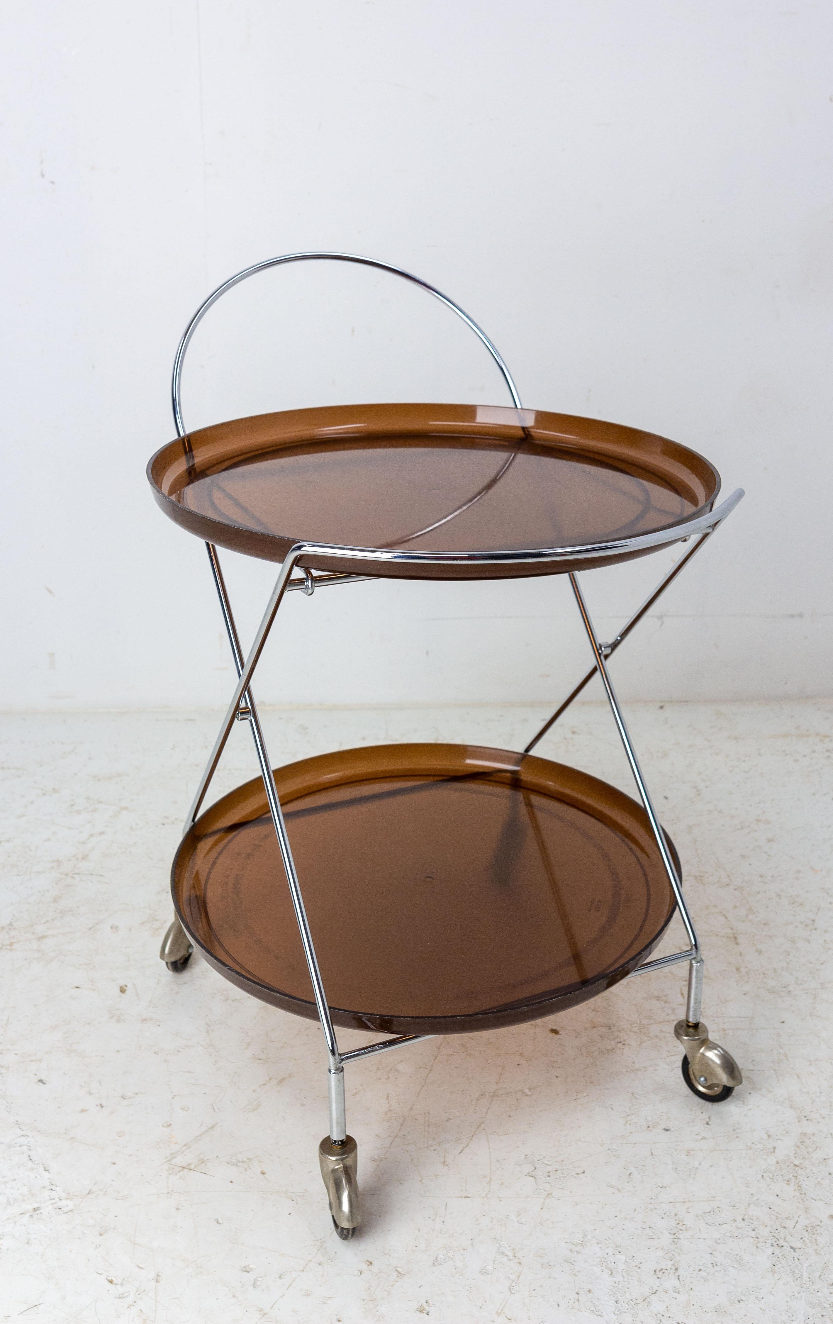 Bar Cart Drinks Cocktail Smoked Lucite and Chrome Table Foldable Trolley, 1977 In Good Condition For Sale In Labrit, Landes