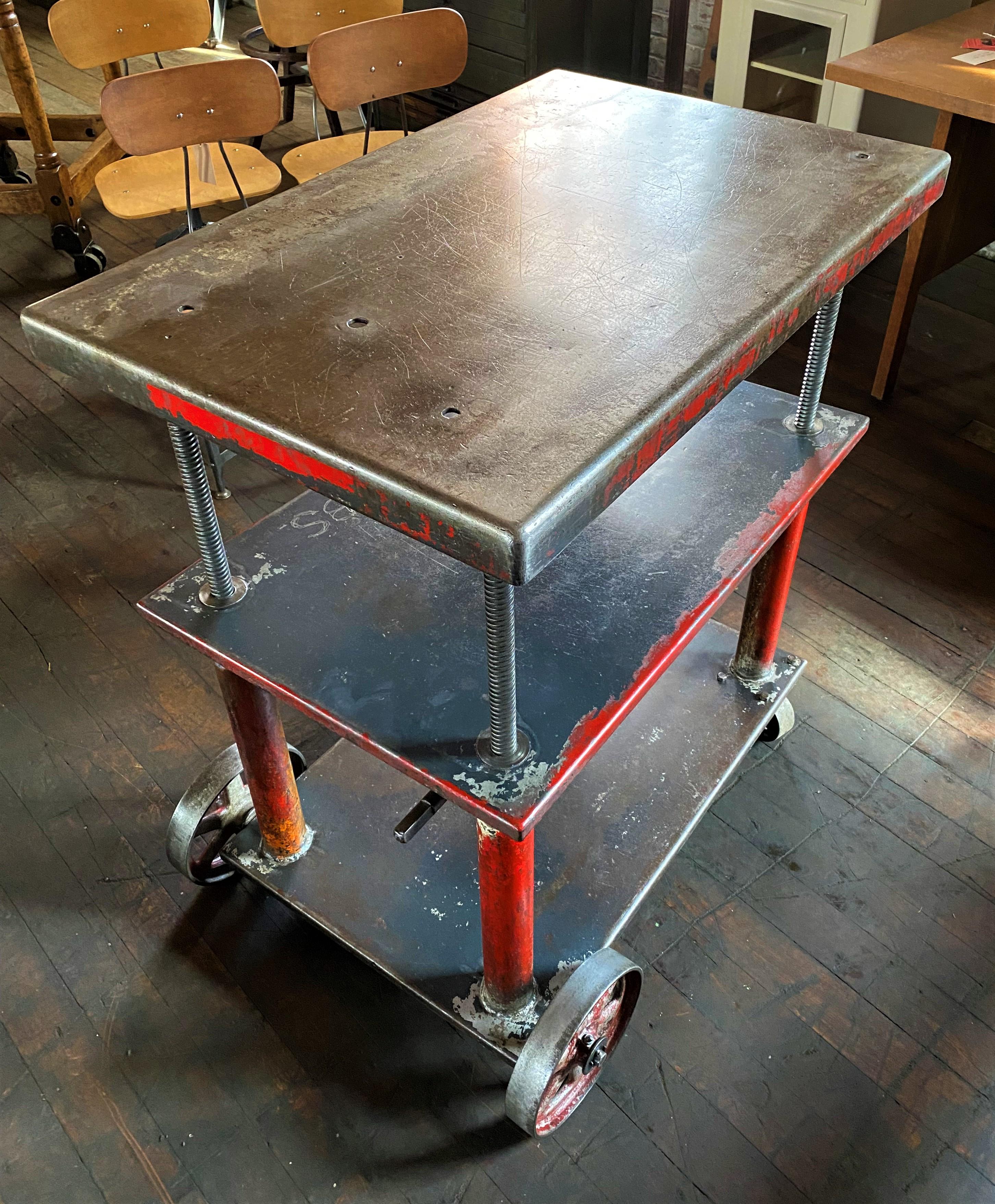 Adjustable steel industrial cart.
Overall dimensions: 22