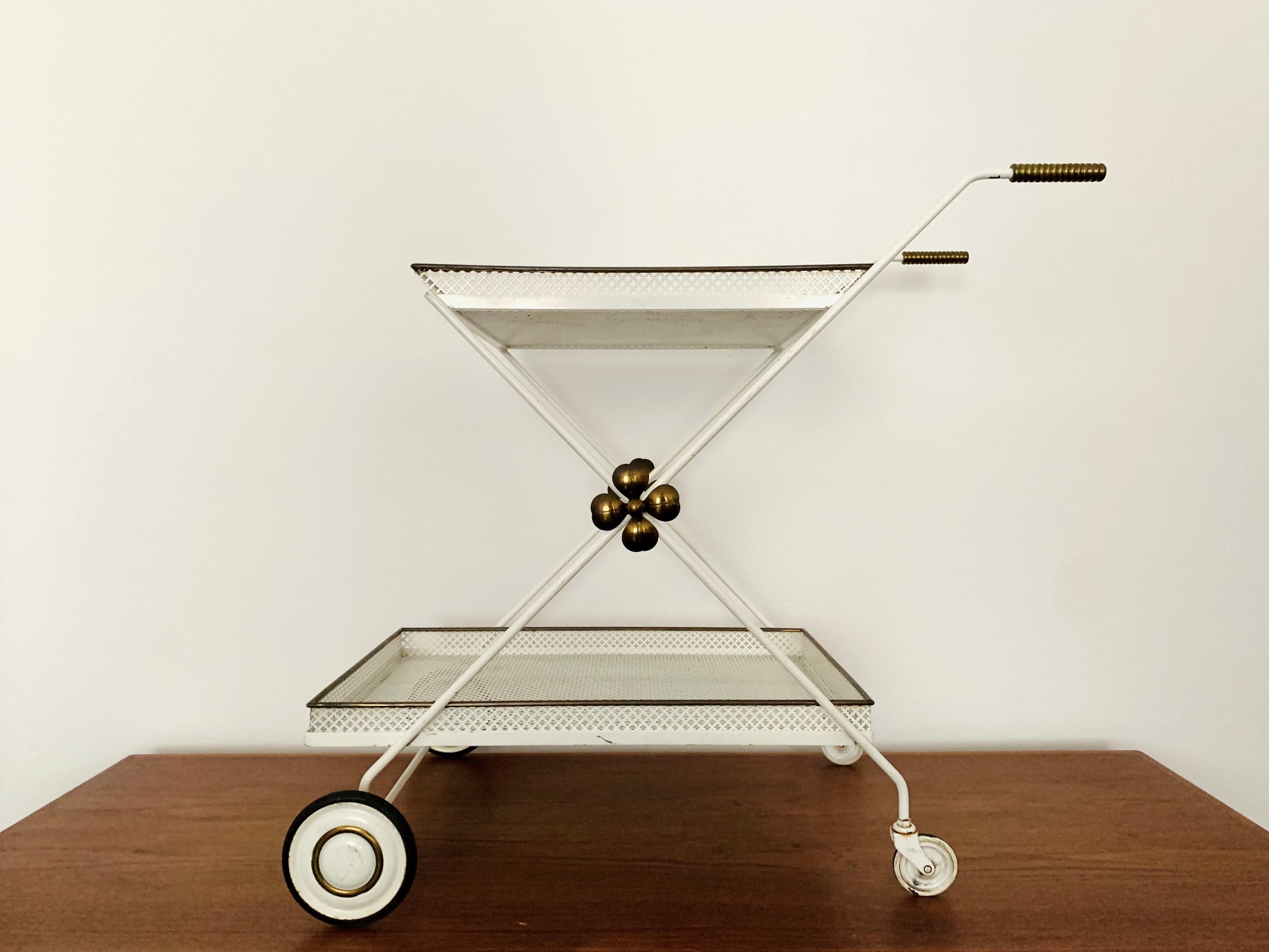 Chariot de bar ou de thé exceptionnellement beau et de très grande qualité, datant des années 1950.
Très belle conception détaillée et exécution de haute qualité.

Fabricant : Vereinigte Werkstätten München

Condit :

Bon état vintage avec des