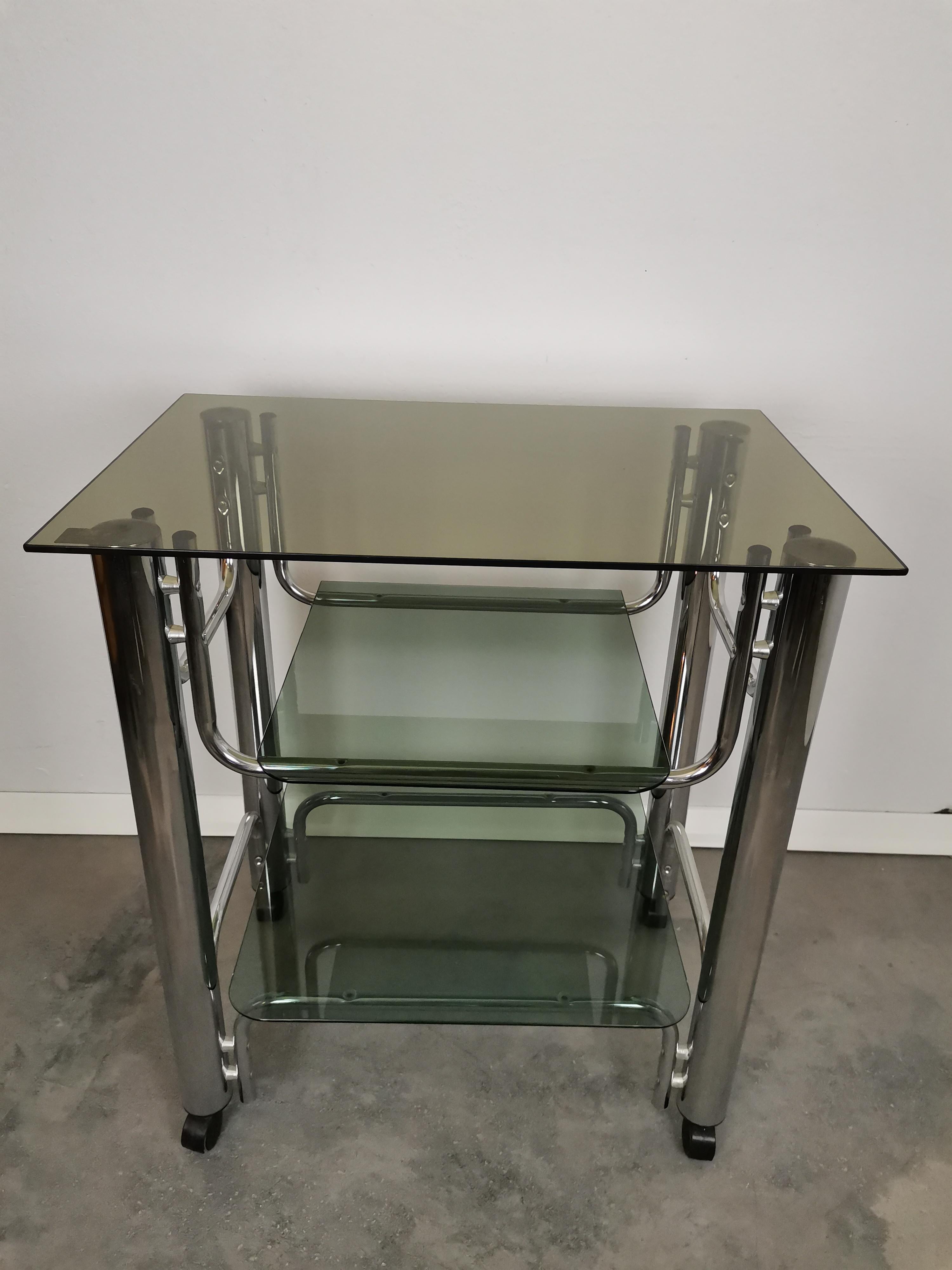 Bar cart / serving cart
Period: 1980s
Cuntry of manufacturer: Italy
Style: midcentury modern
Materials: chromed tubular steel, glass, plastic parts

Condition: very good vintage condition.