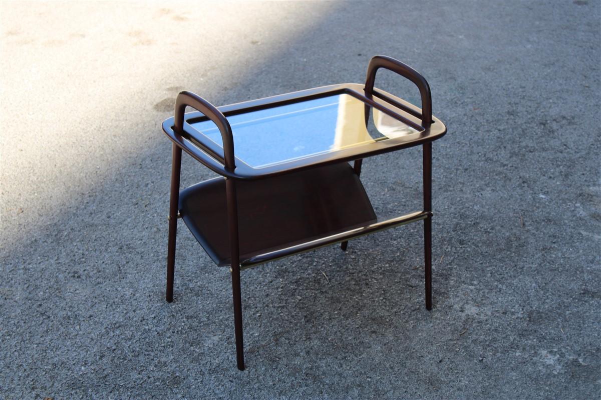 Table with exportable tray, with magazine holder underneath.