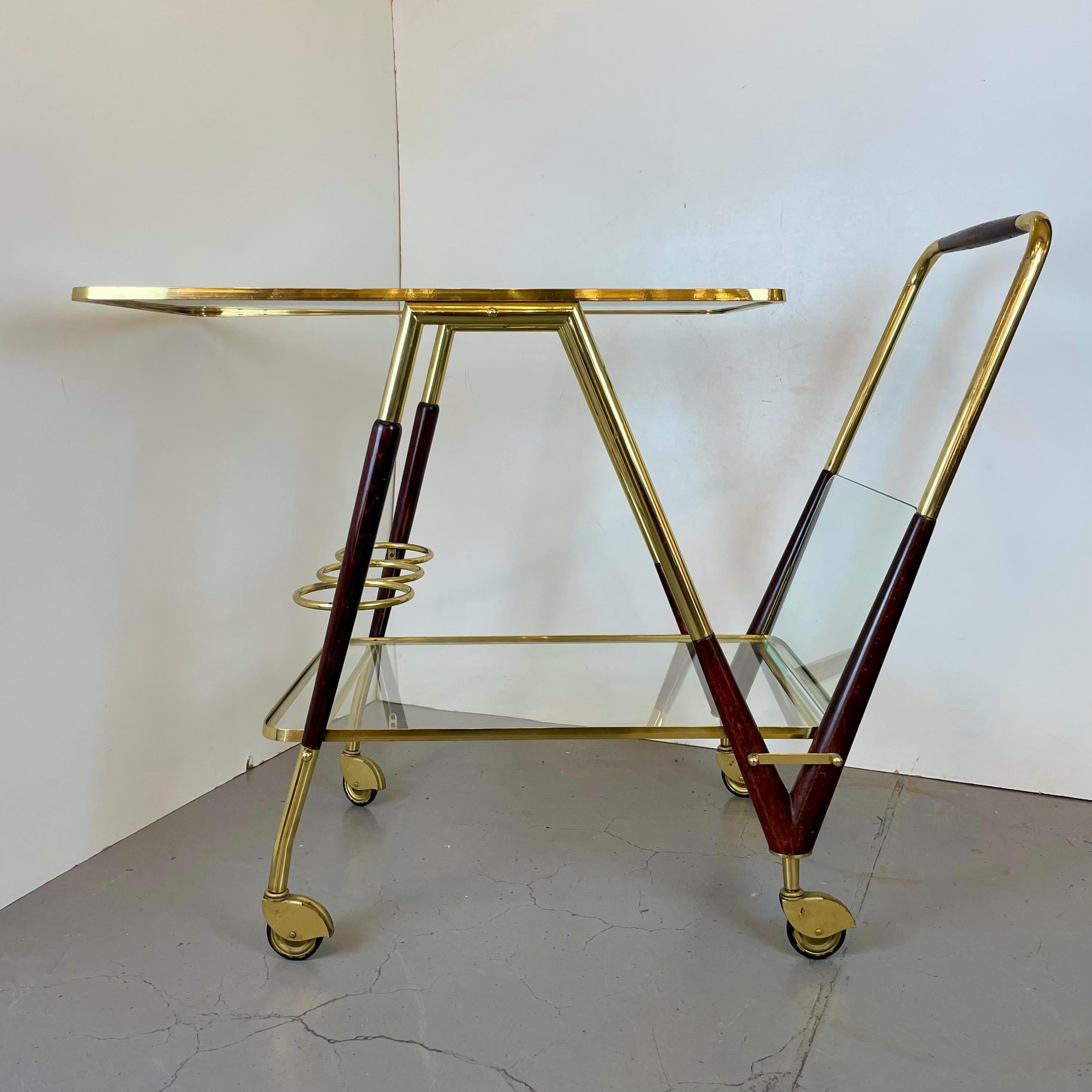 Bellissimo carrello di servizio, carrello da bar con un portabottiglie, un ripiano e un portariviste.  compartimento, realizzato in legno, vetro e ottone, progettato da Cesare Lacca negli anni Cinquanta.
-
Magnifica carrozza di servizio, mini-bar