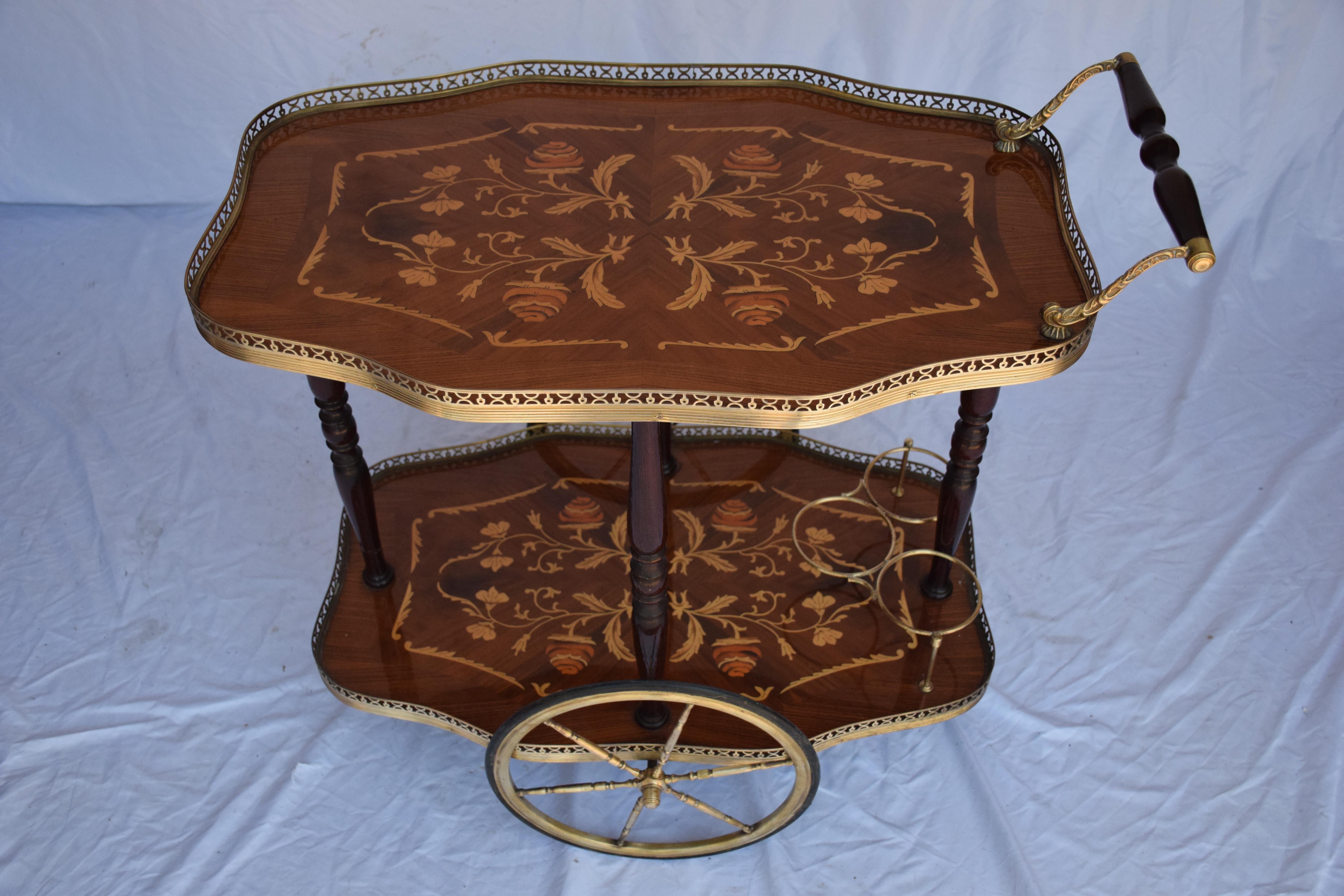 Barwagen mit Holzintarsien und netzartigen Messingdetails, Italien im Angebot 4