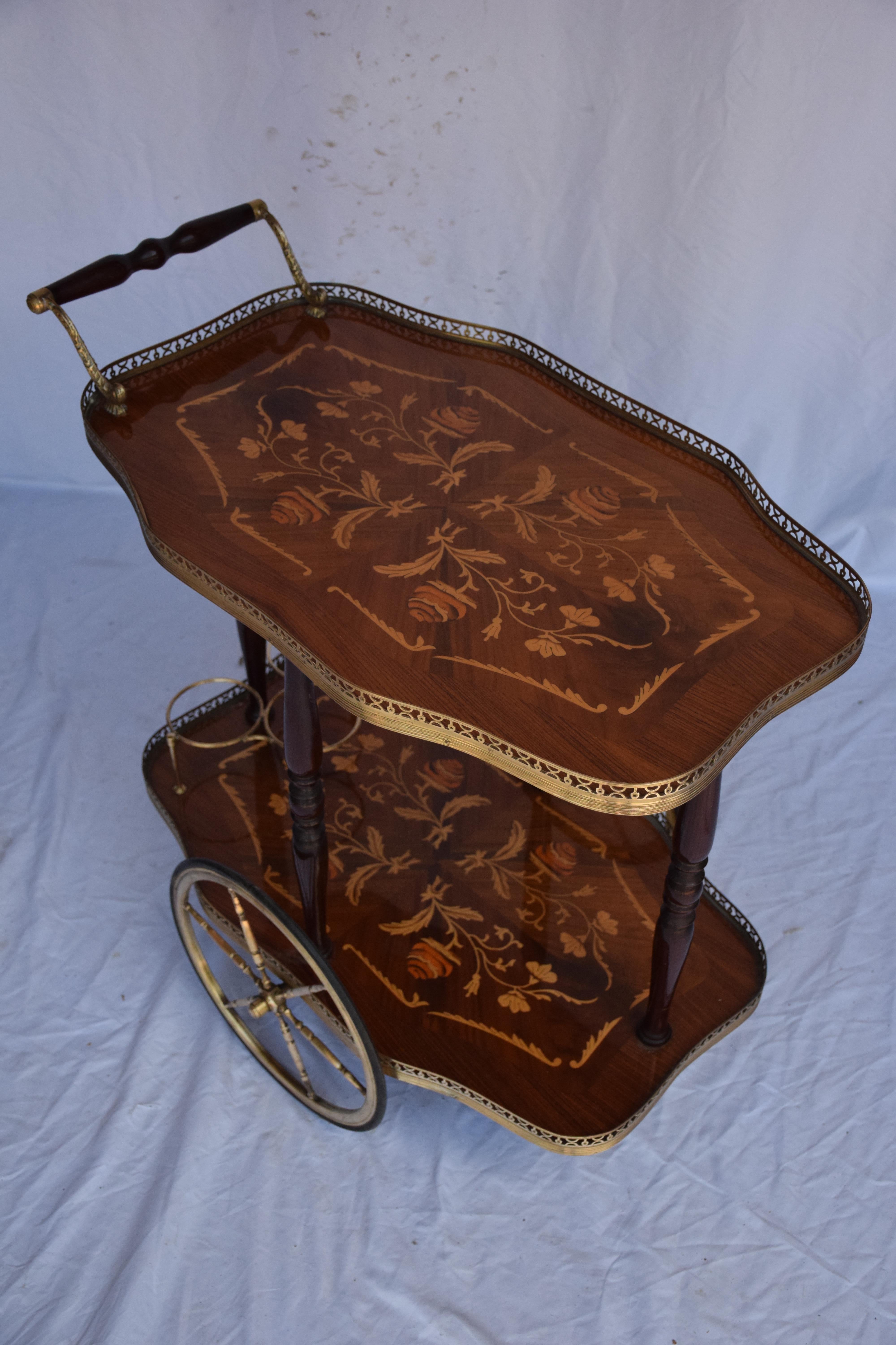 Spektakulärer italienischer Barwagen mit Intarsien aus Messing und Holz. Rahmen aus retikuliertem Messing. In ausgezeichnetem Vintage-Zustand mit fast keine Abnutzung auf allen. Sehr dicht und fährt perfekt. Messinghalterung zur Aufnahme von 3
