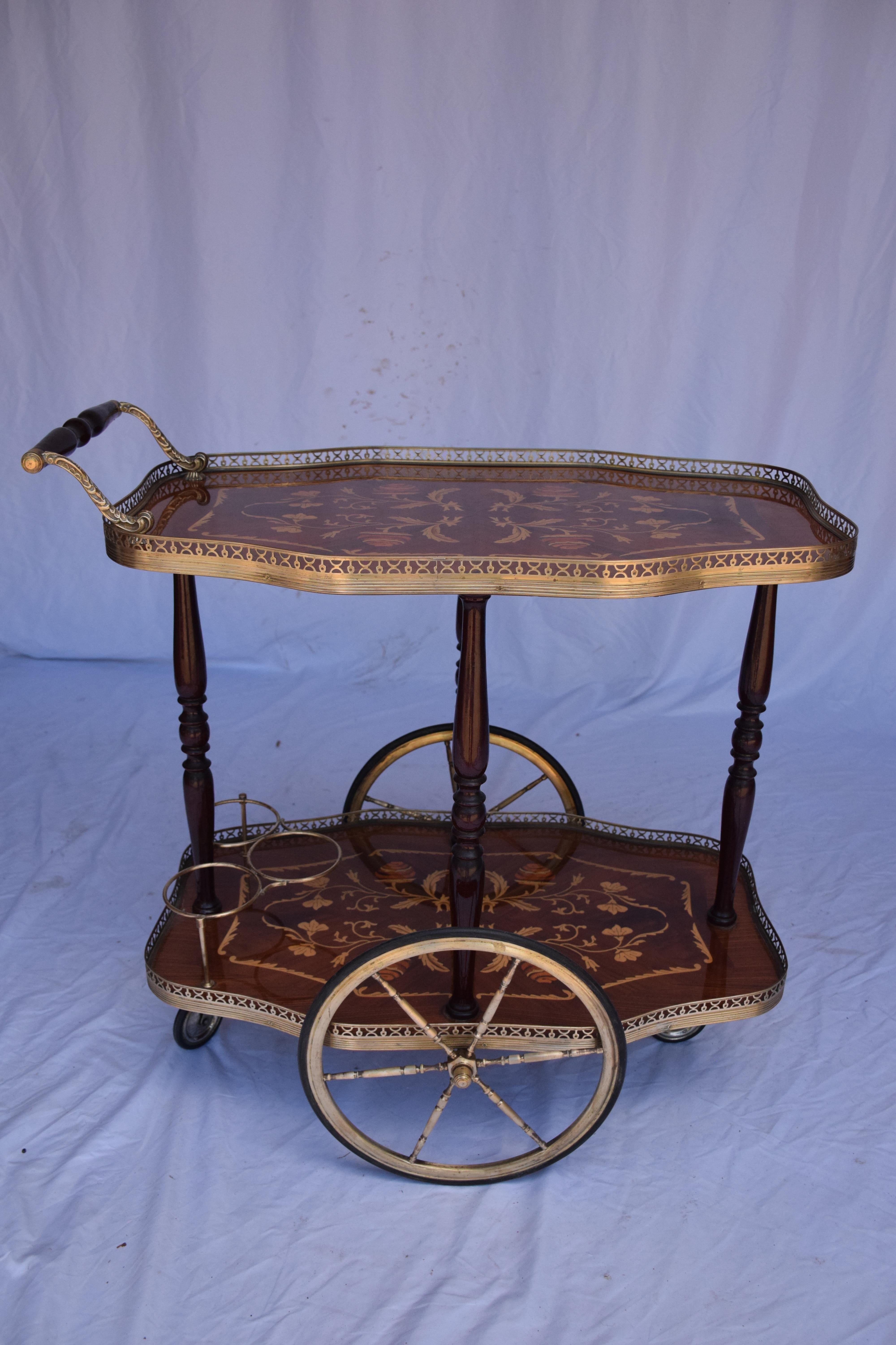 Barwagen mit Holzintarsien und netzartigen Messingdetails, Italien im Zustand „Gut“ im Angebot in Houston, TX