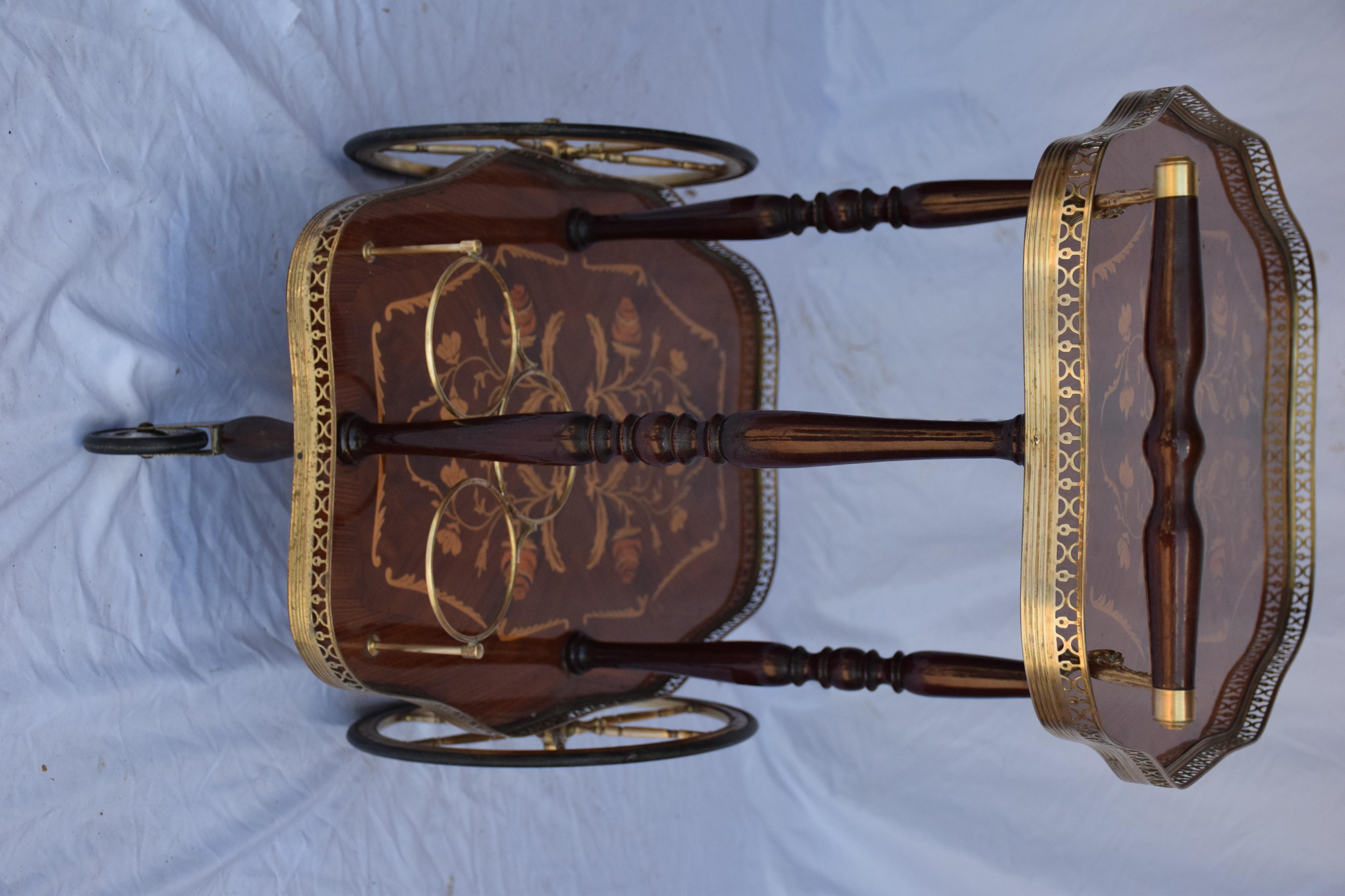 Barwagen mit Holzintarsien und netzartigen Messingdetails, Italien im Angebot 1