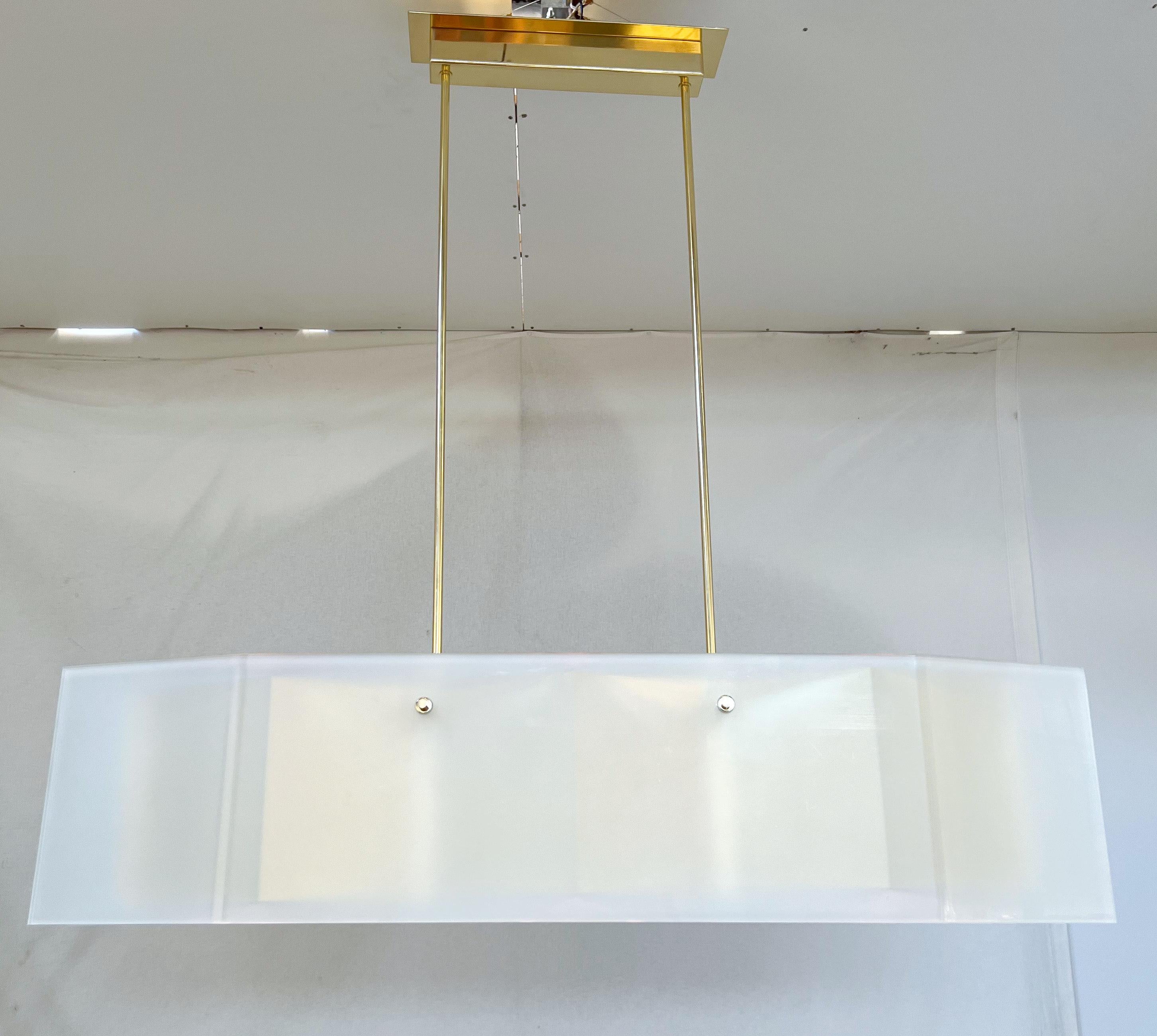 Lampadario moderno italiano con pannelli allungati in vetro smerigliato montati su una struttura in ottone lucido con diffusori in vetro inferiore a forma di diamante / Made in Italy
Misure: larghezza 52,5 pollici / profondità 10,5 pollici /