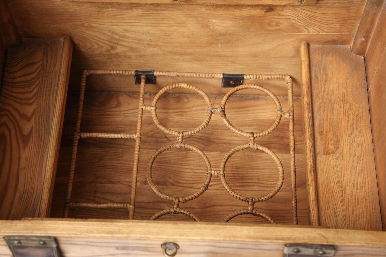 Cet astucieux coffre, dont l'ornementation métallique en forme de sangle (à la manière de Jacques Adnet) s'ouvre pour révéler un petit bar à l'intérieur.

Avec une carrière couvrant de nombreux mouvements esthétiques formateurs du 20e siècle,