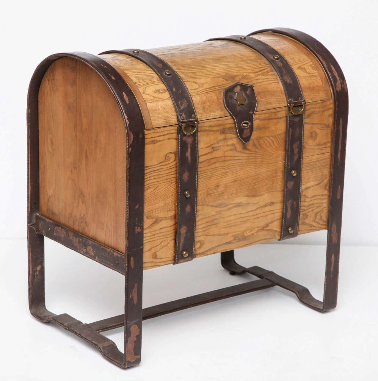 Milieu du XXe siècle Coffre de bar à la manière de Jacques Adnet, France, vers 1950 en vente
