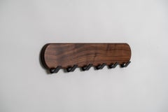 Bar Coat Rack von Harkavy Furniture: Walnuss & Pulverbeschichteter Stahl