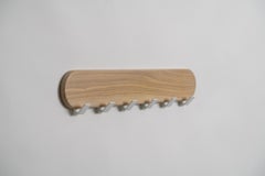 Bar Coat Rack von Harkavy Furniture: Weiße Eiche & Pulverbeschichteter Stahl