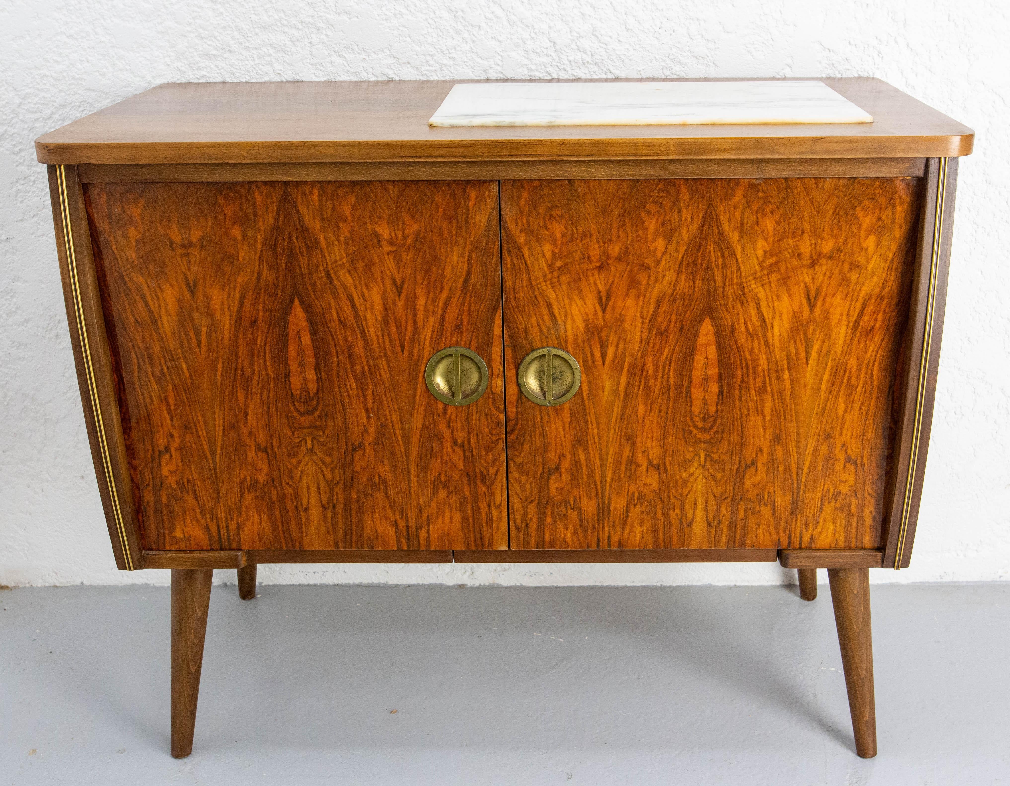 Buffet cocktail bar made from a sewing machine cabinet Walnut lacquered
Marble has been inlaid at the sewing-machine level, giving it a quality design that's practical for placing glasses or a bouquet of flowers without worrying about damaging the