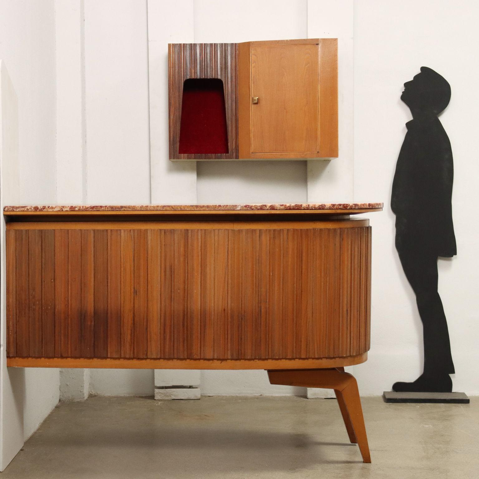 Bar corner that needs to be anchored to the wall; stupendous top in red onyx, mahogany veneered wood with slats and with hanging furniture with hinged doors and open compartment with possibility of lighting.