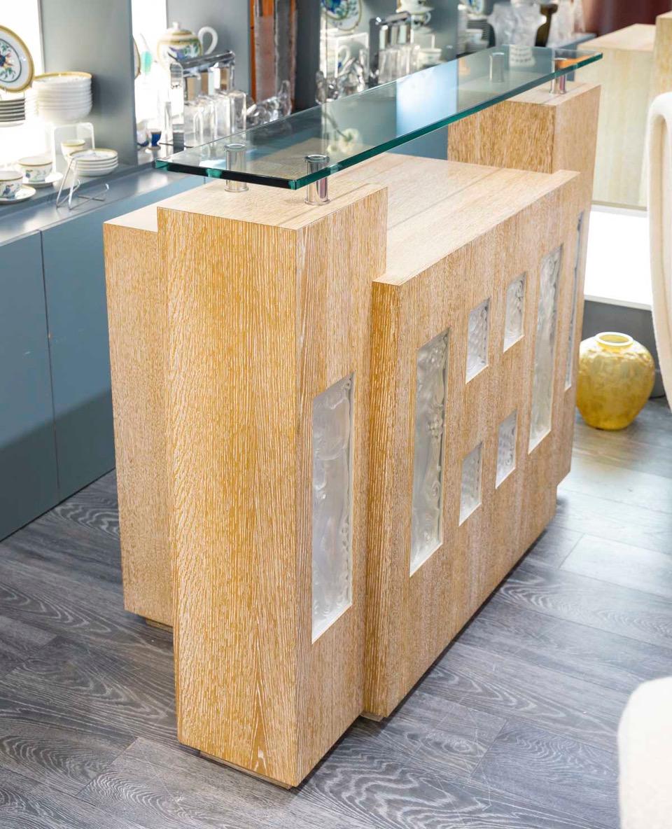 Bar d 'appartement made of LALIQUE decorative panels and ceruse oak 2