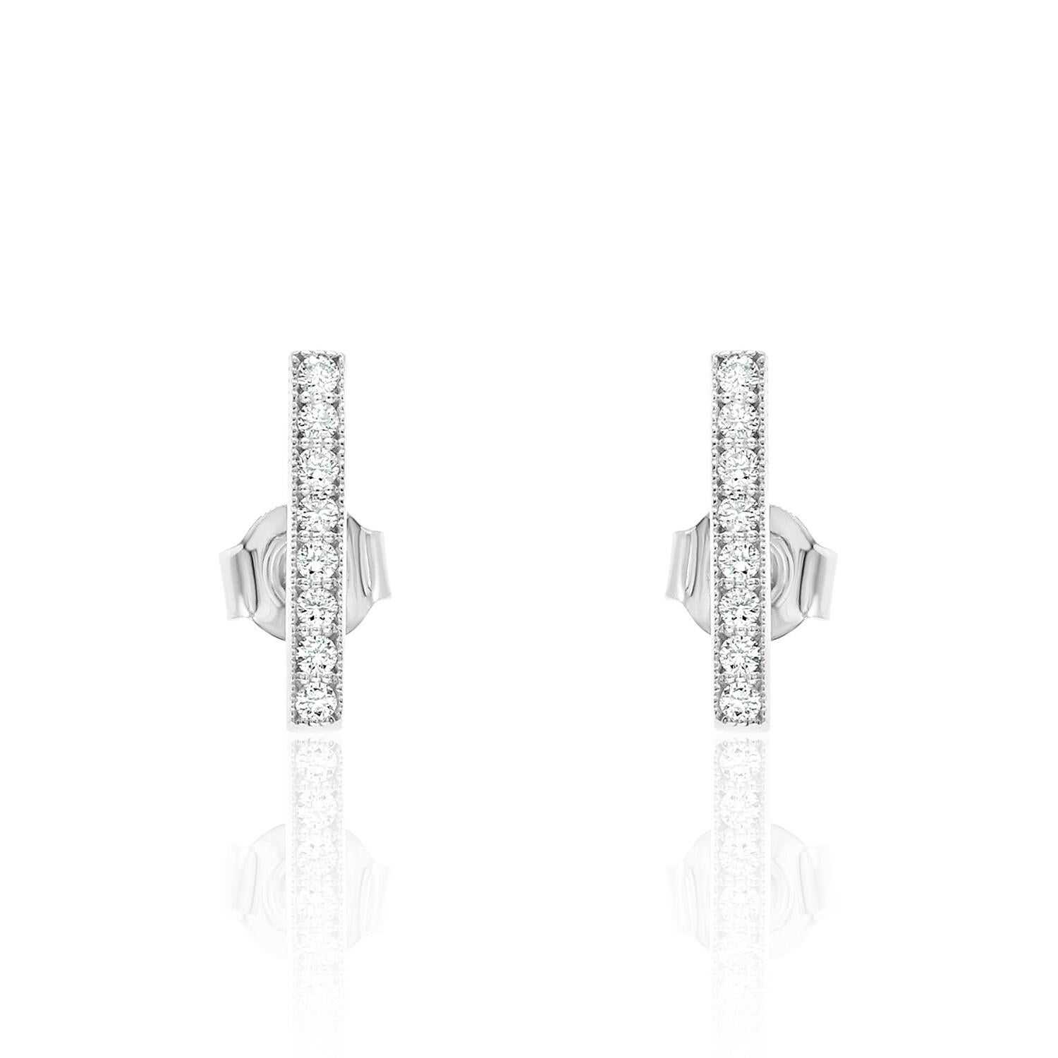 Elegante, trendige und stilvolle Bar Diamond Earrings, mit:
✧ 16 natürliche, auf der Erde geförderte Diamanten der Farbe G-H VS-SI mit einem Gewicht von 0,18 Karat 
✧ Abmessungen: 13mm Länge x 2mm Breite
✧ Erhältlich in 14K Weiß-, Gelb- und