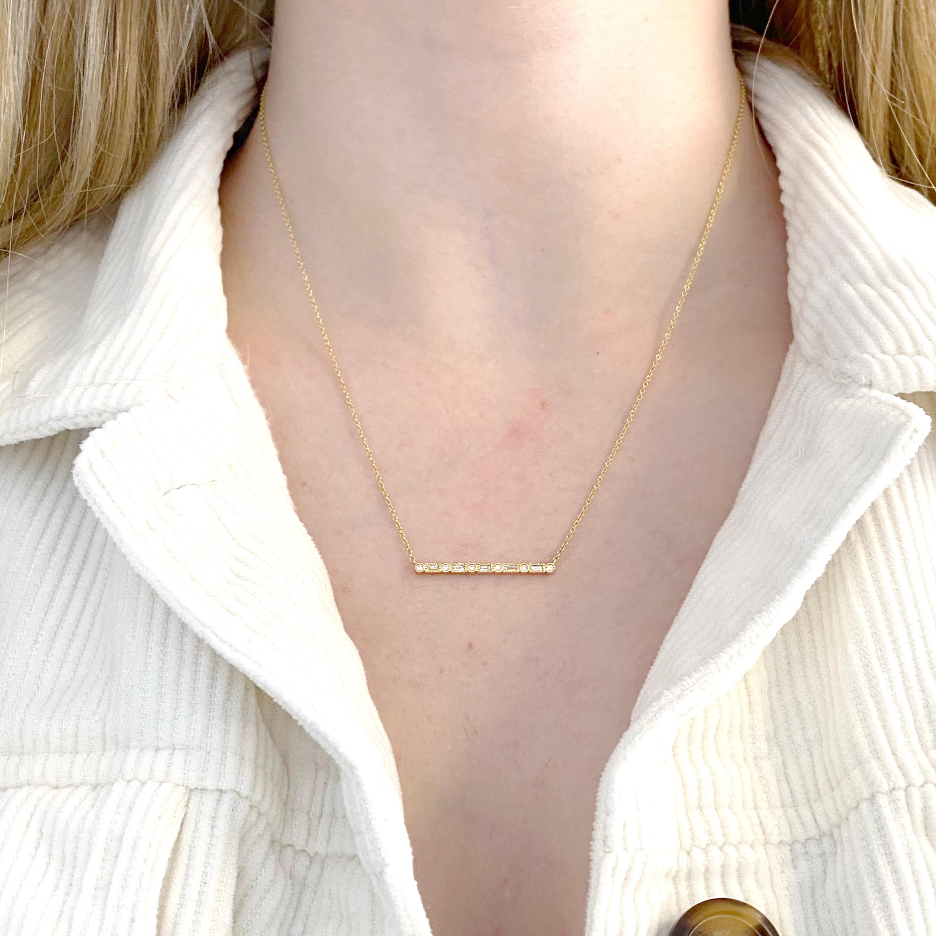 Qualité du métal : Or jaune 14K
Longueur de la chaîne : 18 pouces
Largeur de la chaîne : 0,72 millimètres
Style du collier : Collier à barres
Type de chaîne : Câble
Type de fermoir : Lobster
Mesures du pendentif : 2 mm x 29 mm
Numéro de diamant :