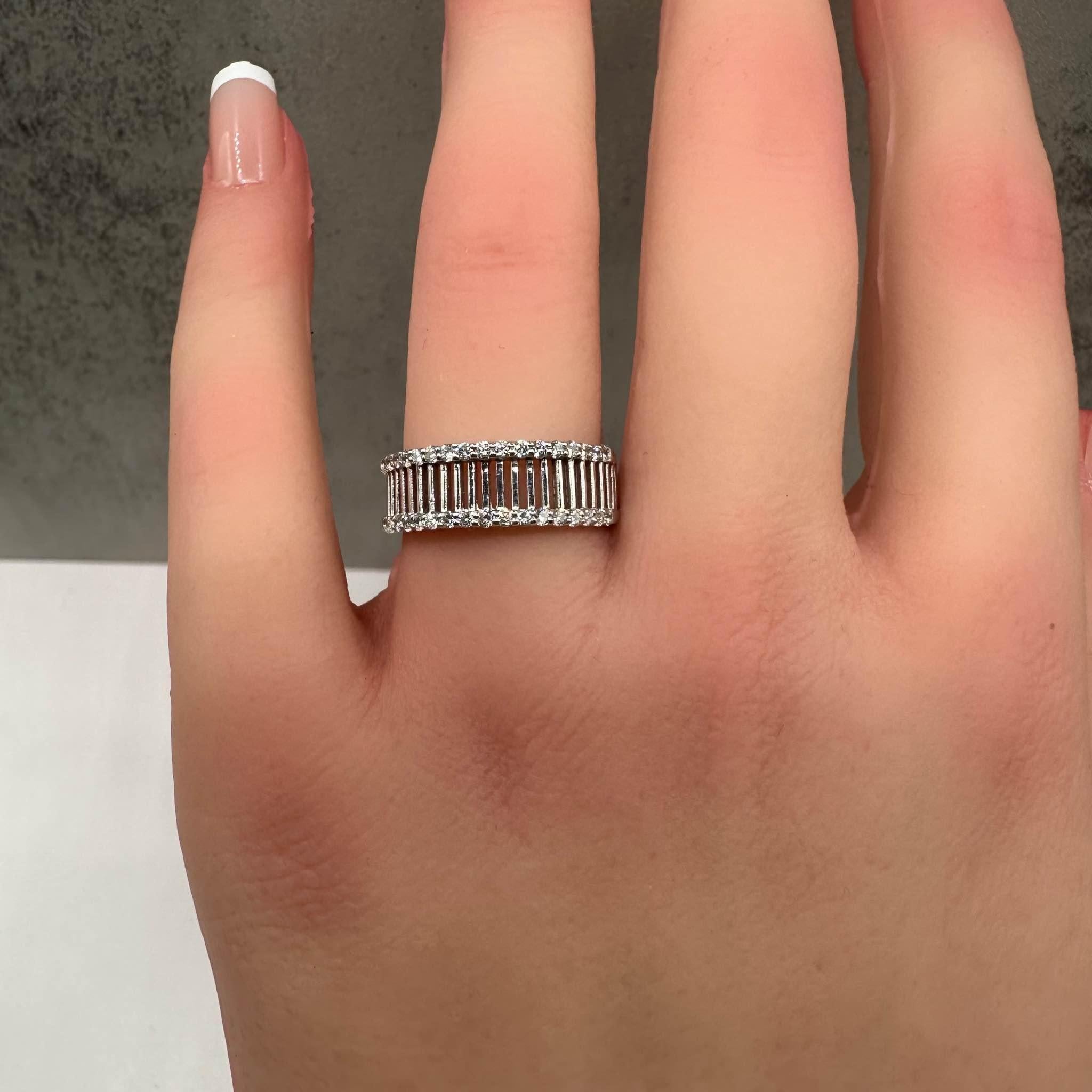 Bar Diamond Ring in 18kt White Gold - 0.35ctw GH SI Diamonds, Size 6.25 In New Condition For Sale In West Hempstead, NY
