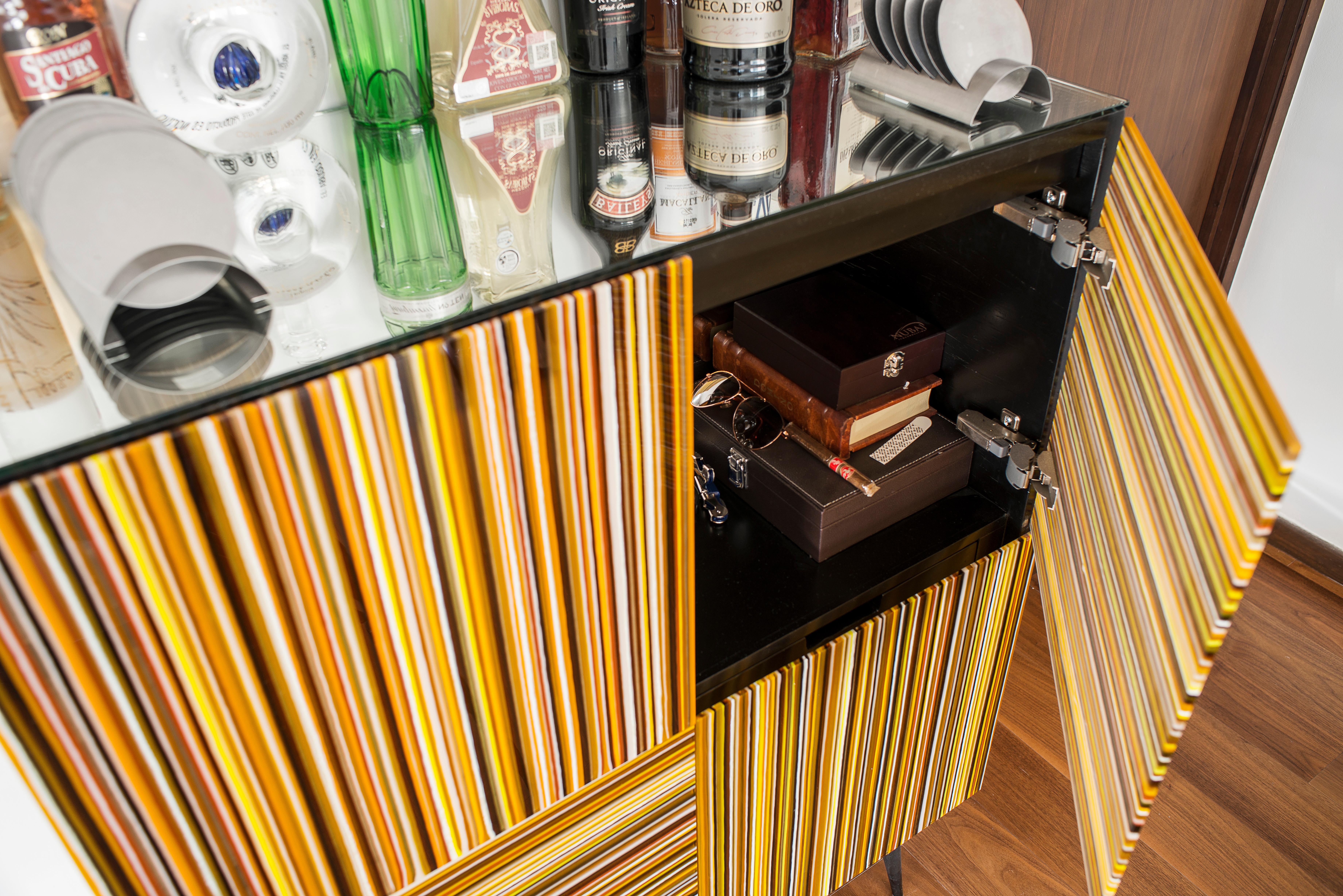 Bar Warm Fire Puertas de cristal multicolor de Orfeo Quagliata Madera en venta