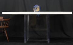 Table haute de bar avec plateau en pierre de quartz blanc et base en lucite