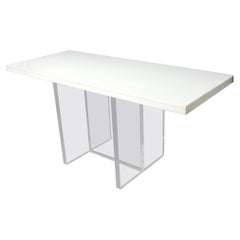Table haute de bar avec plateau en pierre de quartz blanc et base en lucite