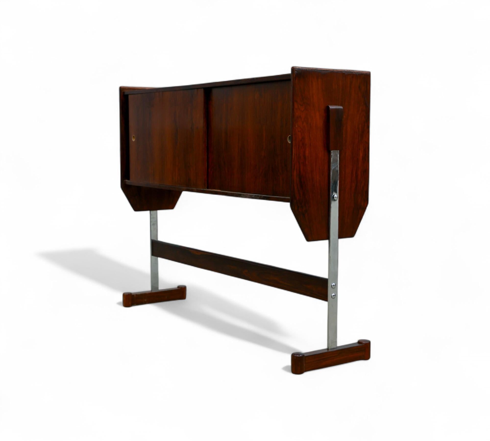 Barra de bar en madera dura y metal de Novo Rumo, c.1960 Brasileño en venta