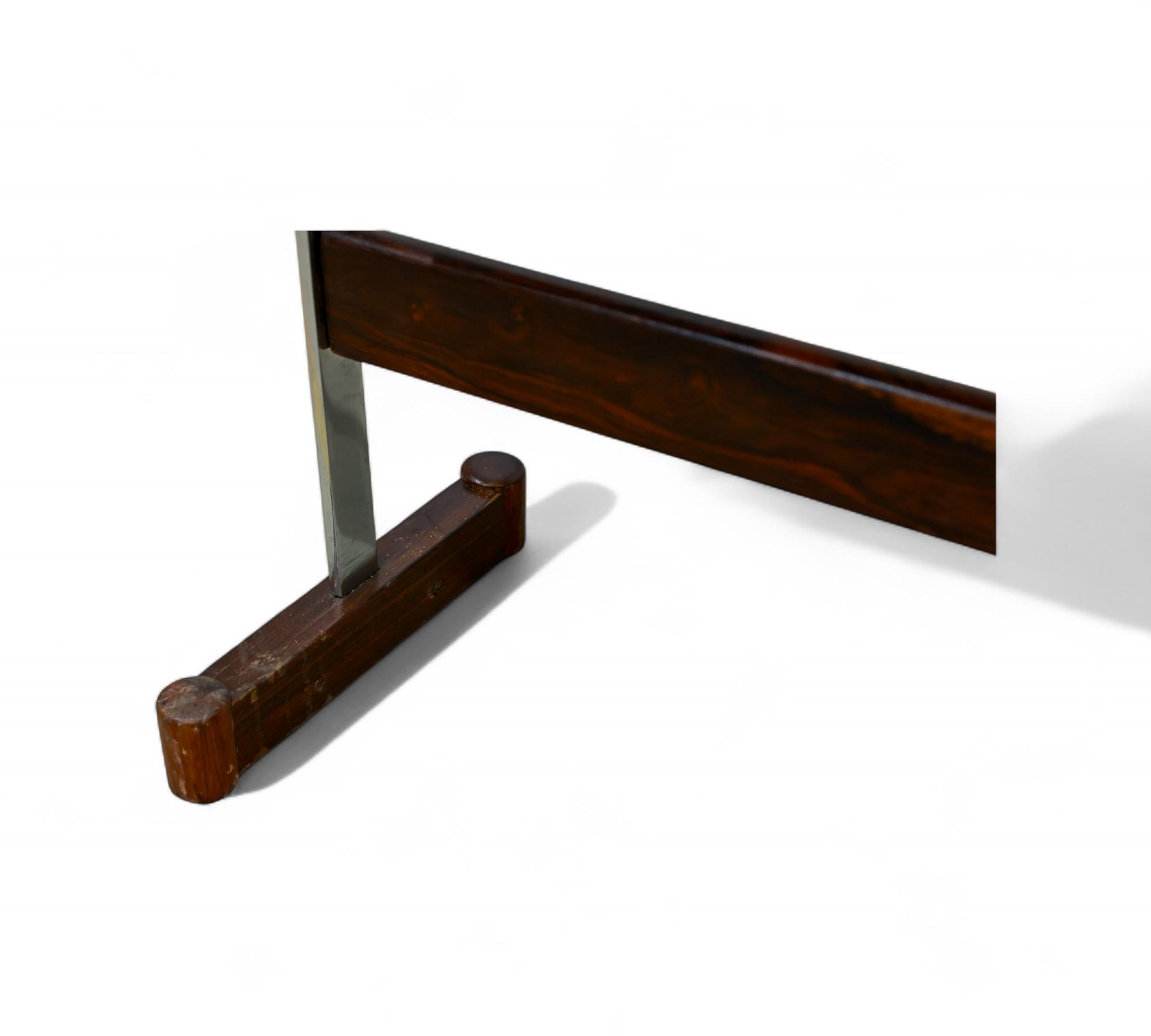Barra de bar en madera dura y metal de Novo Rumo, c.1960 en Bueno estado para la venta en New York, NY