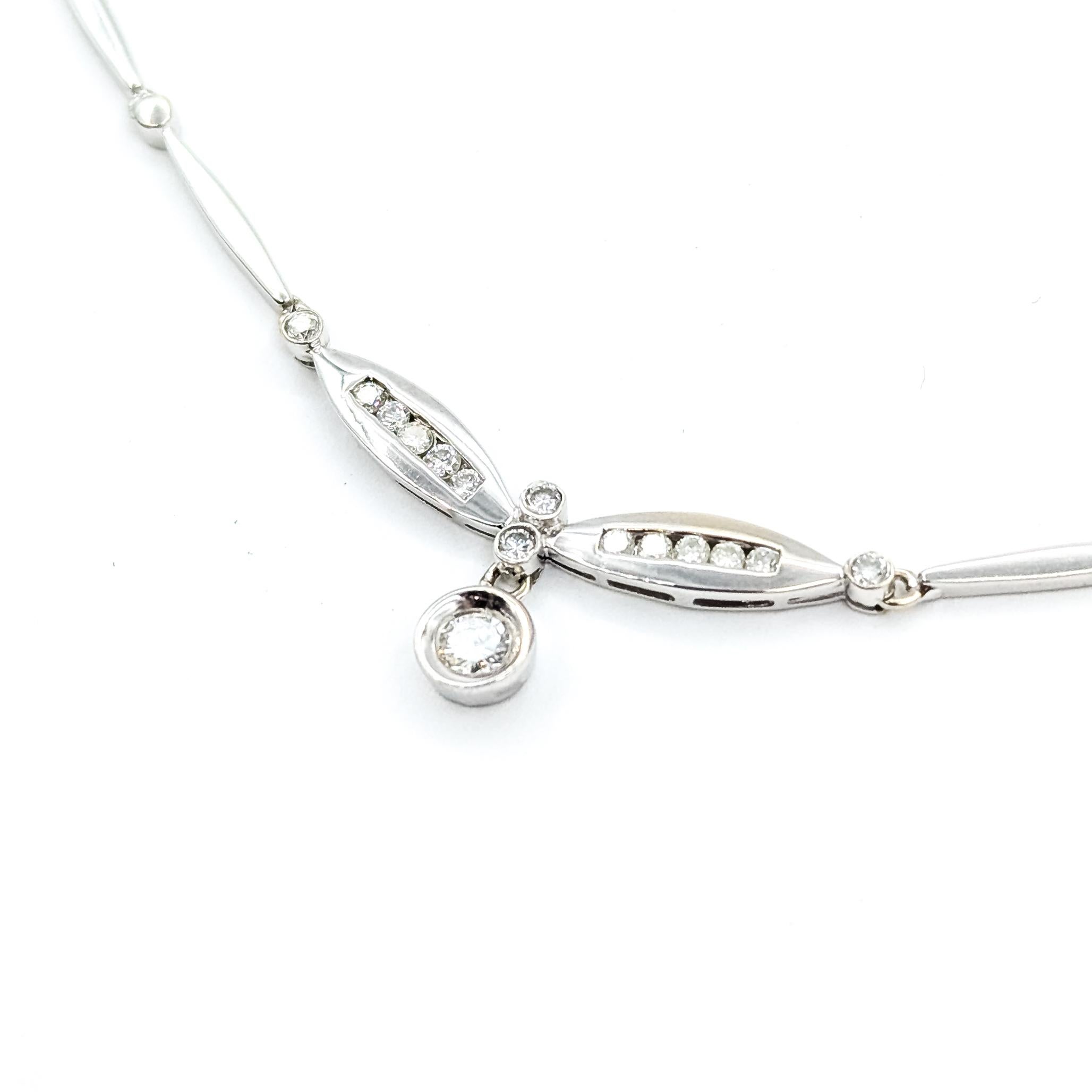 Collier en or blanc 14k à maillons en diamant A Link

Ce collier est réalisé en or blanc 14k et présente un design à maillons en forme de barre, rehaussé de diamants ronds. La partie centrale présente deux maillons en forme de marquise sertis de