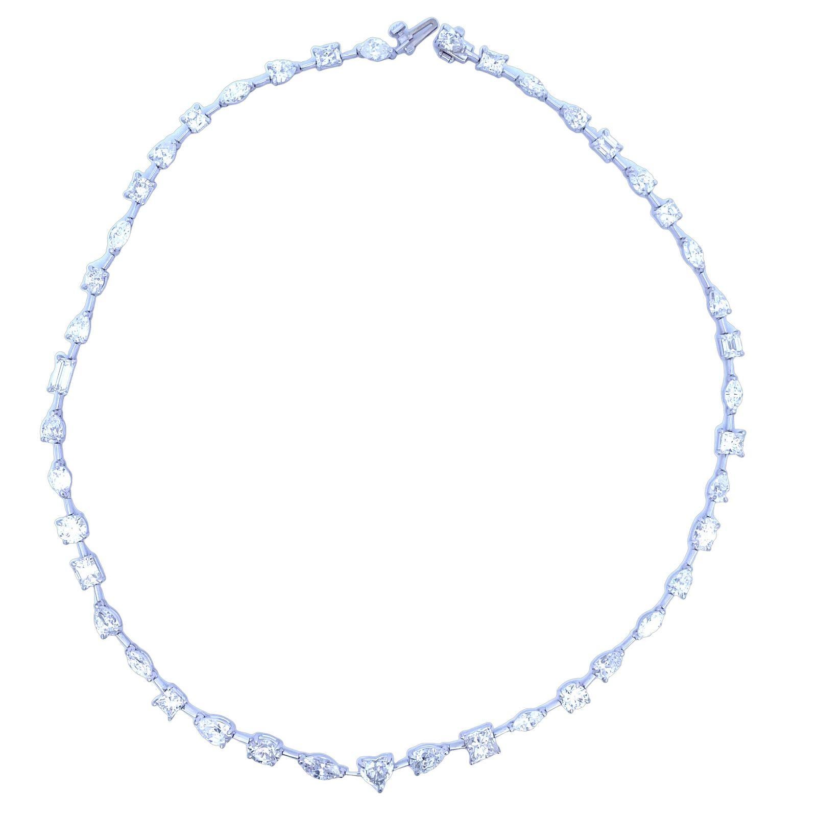 Bar-Halskette aus Platin mit 43 Diamanten in verschiedenen Formen (Kissenschliff) im Angebot