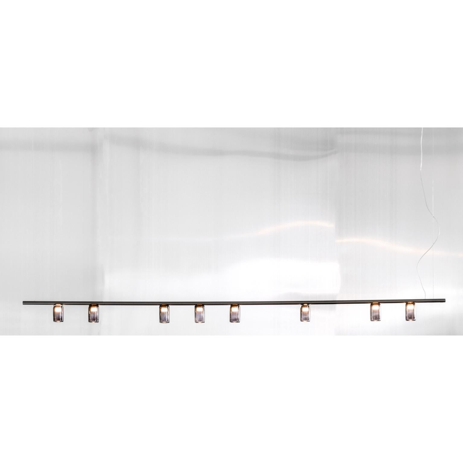 Lampada a sospensione Bar di WJ Luminaire
Dimensioni: Ø 180 x H. 500 cm. 
Materiali: Alluminio e cristallo. 

Disponibile in diverse opzioni di colore del metallo e del vetro. La lunghezza del filo è di 500 cm. Contattateci.

Tutte le nostre lampade