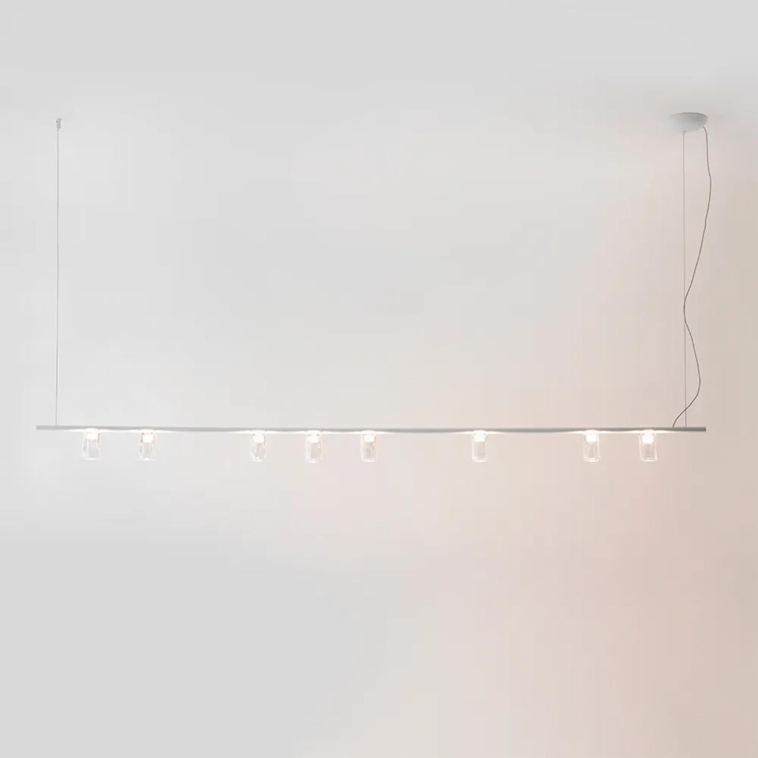 Lampada a sospensione Bar di WJ Luminaire
Dimensioni: Ø 180 x H. 500 cm. 
Materiali: Alluminio e cristallo. 

Disponibile in diverse opzioni di colore del metallo e del vetro. La lunghezza del filo è di 500 cm. Contattateci.

Tutte le nostre lampade
