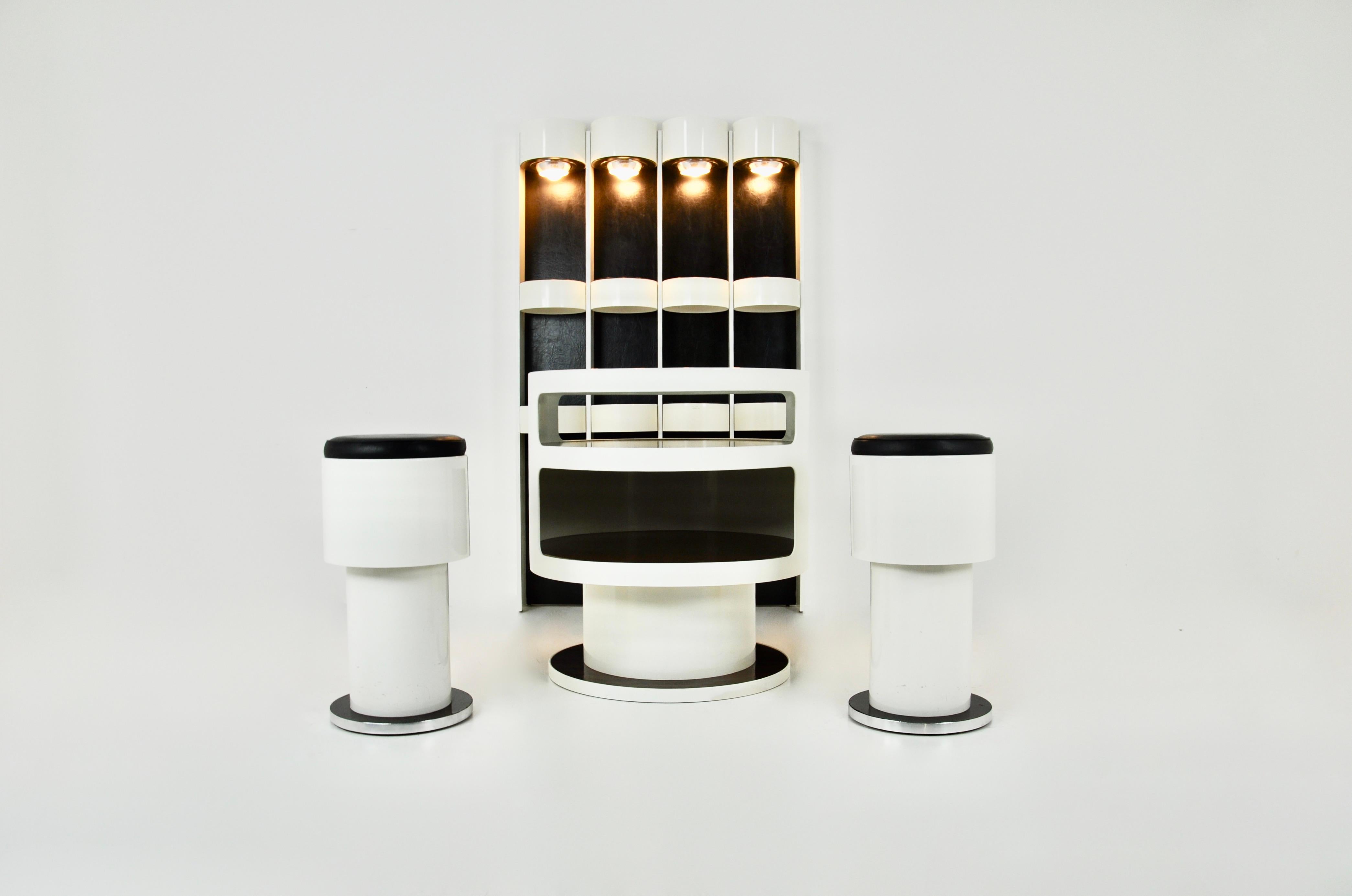 White and black bar set, comprising two stools, a central piece of furniture and a back piece of furniture with lighting. This set was designed by Joe Colombo and is made of leather, plastic, glass and wood.
Dimensions of the set:
Cabinet: H: 188cm