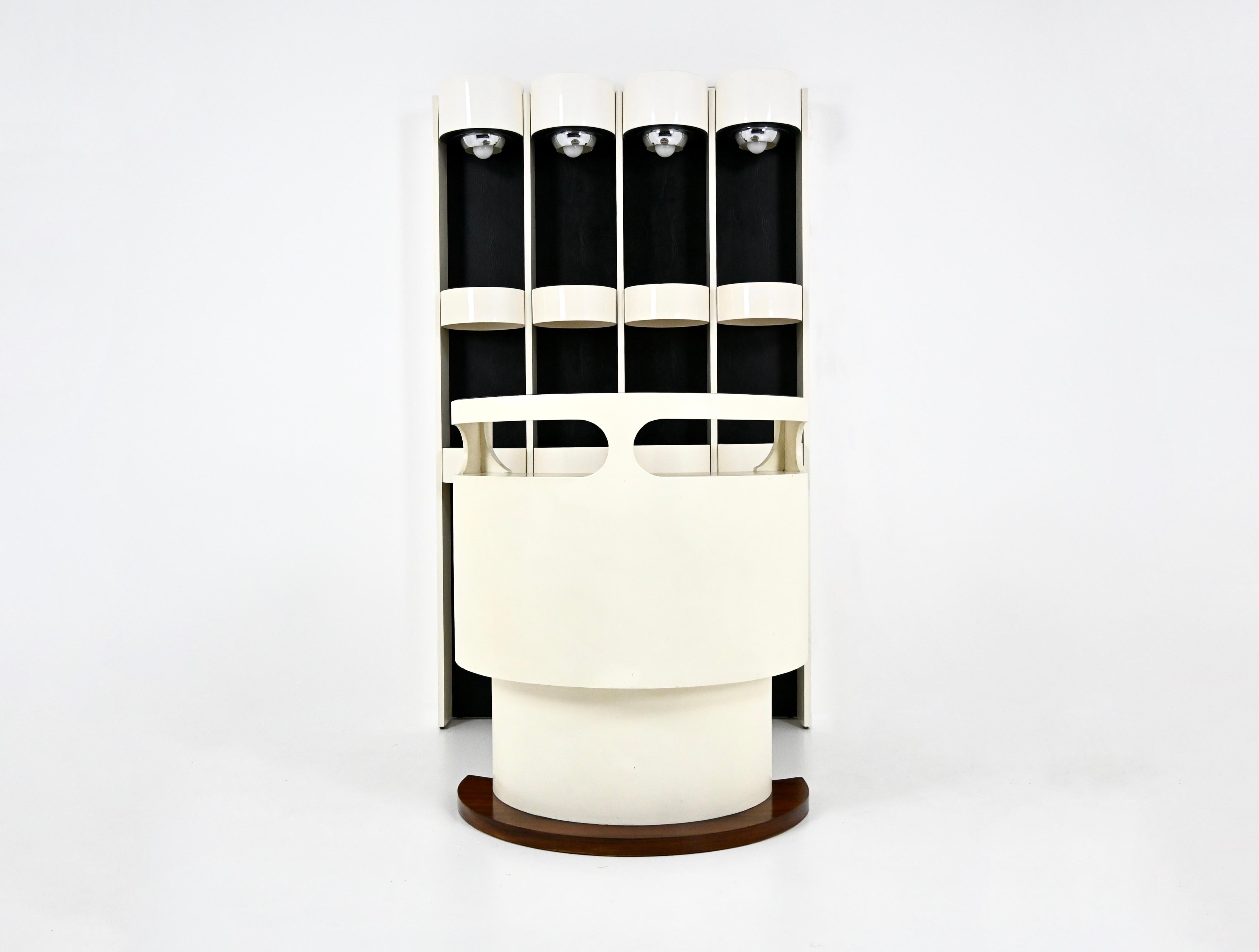 Set bar bianco e nero, composto da un mobile centrale e da un mobile a muro con illuminazione. Questo set è stato realizzato nello stile di Joe Colombo ed è composto da pelle, plastica, vetro e Wood.
Dimensioni del set:
Scaffale: H: 189 cm W: 110 cm