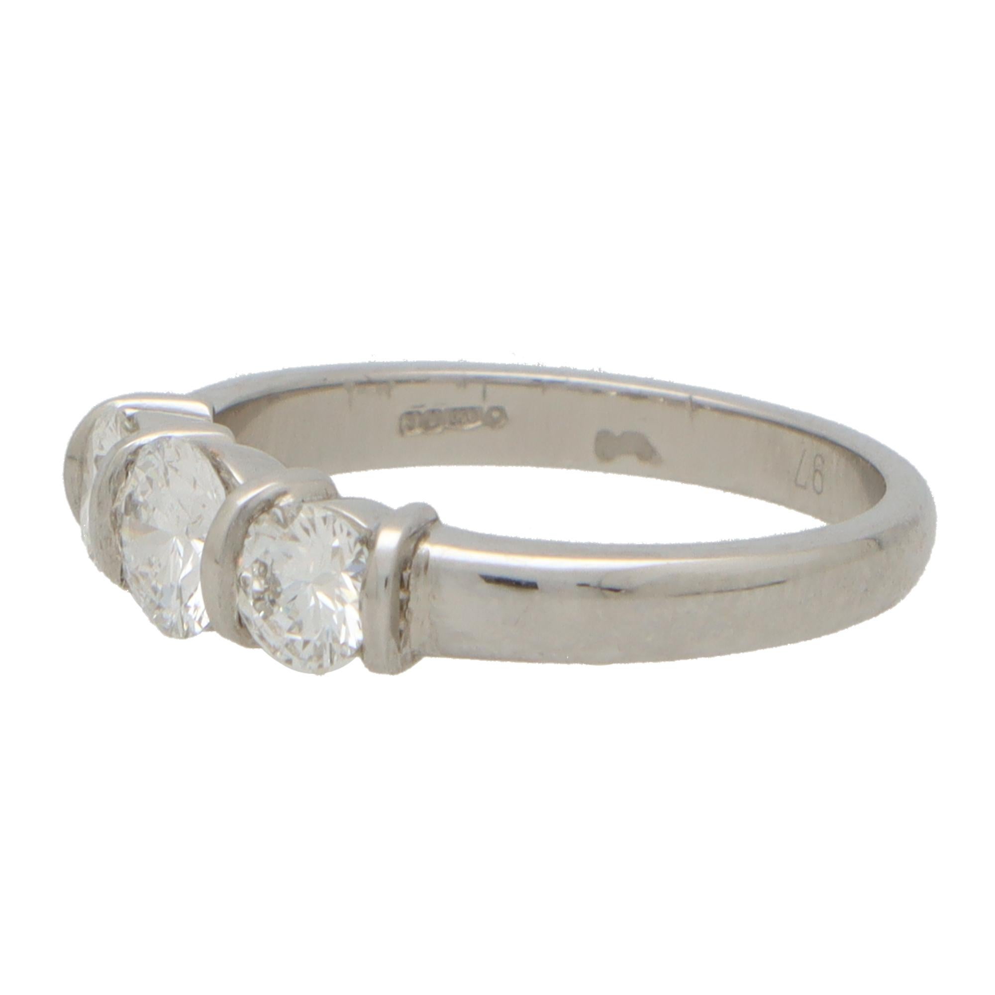 Taglio rotondo Anello a tre pietre con diamante incastonato a barra in platino in vendita