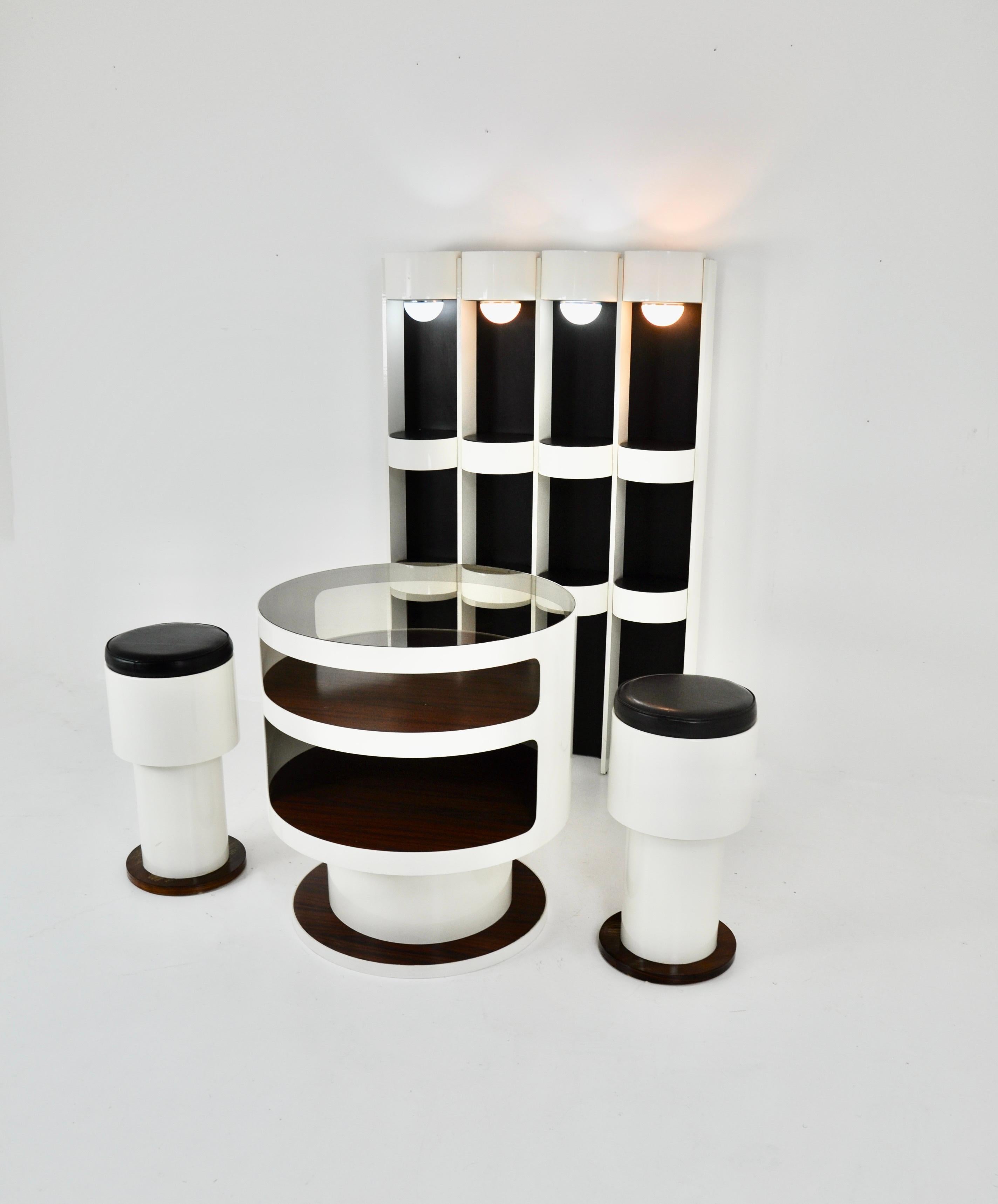 White and black bar set, consisting of two stools, a central unit and a rear unit with lighting. This set was in the style of Joe Colombo and is made of leather, plastic, glass and wood.
Dimensions of the set:
Shelf: H: 175 cm W: 108 cm D: 26 cm
