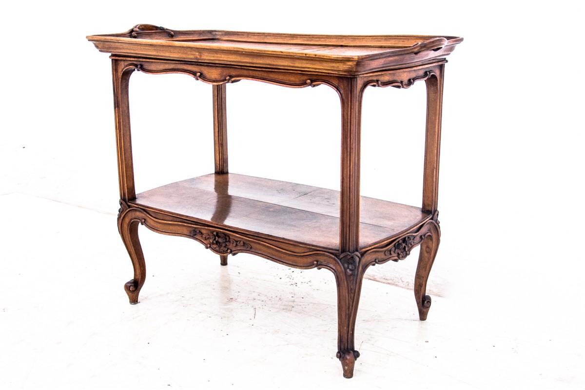 Bar table, the upper part is a tray 
Produced in France in 1920
Wood: Walnut
dimensions :
H. 65 cm W. 84 cm D. 47 cm.