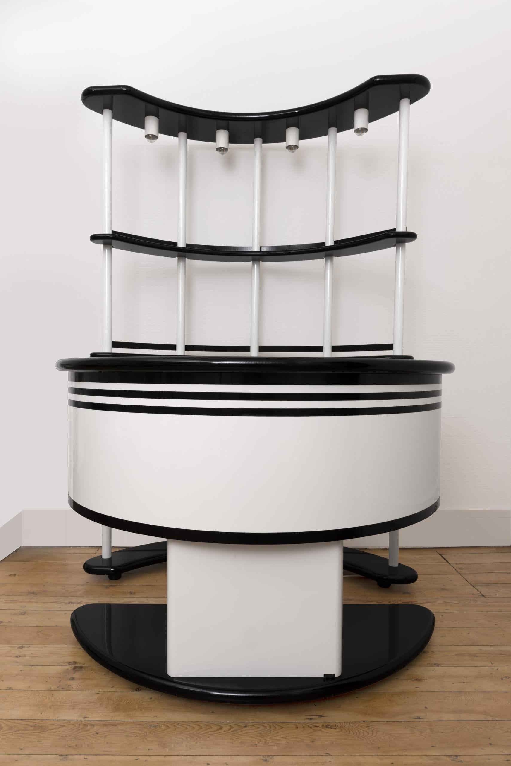 Bar moderne du milieu du siècle, modèle “Stilglass”, conçu par Guzzini pour Donati Latina, Italie, 1970.

Composé de trois pièces : un comptoir (avec un petit réfrigérateur), une console avec des étagères composées de cinq tubes blancs avec quatre