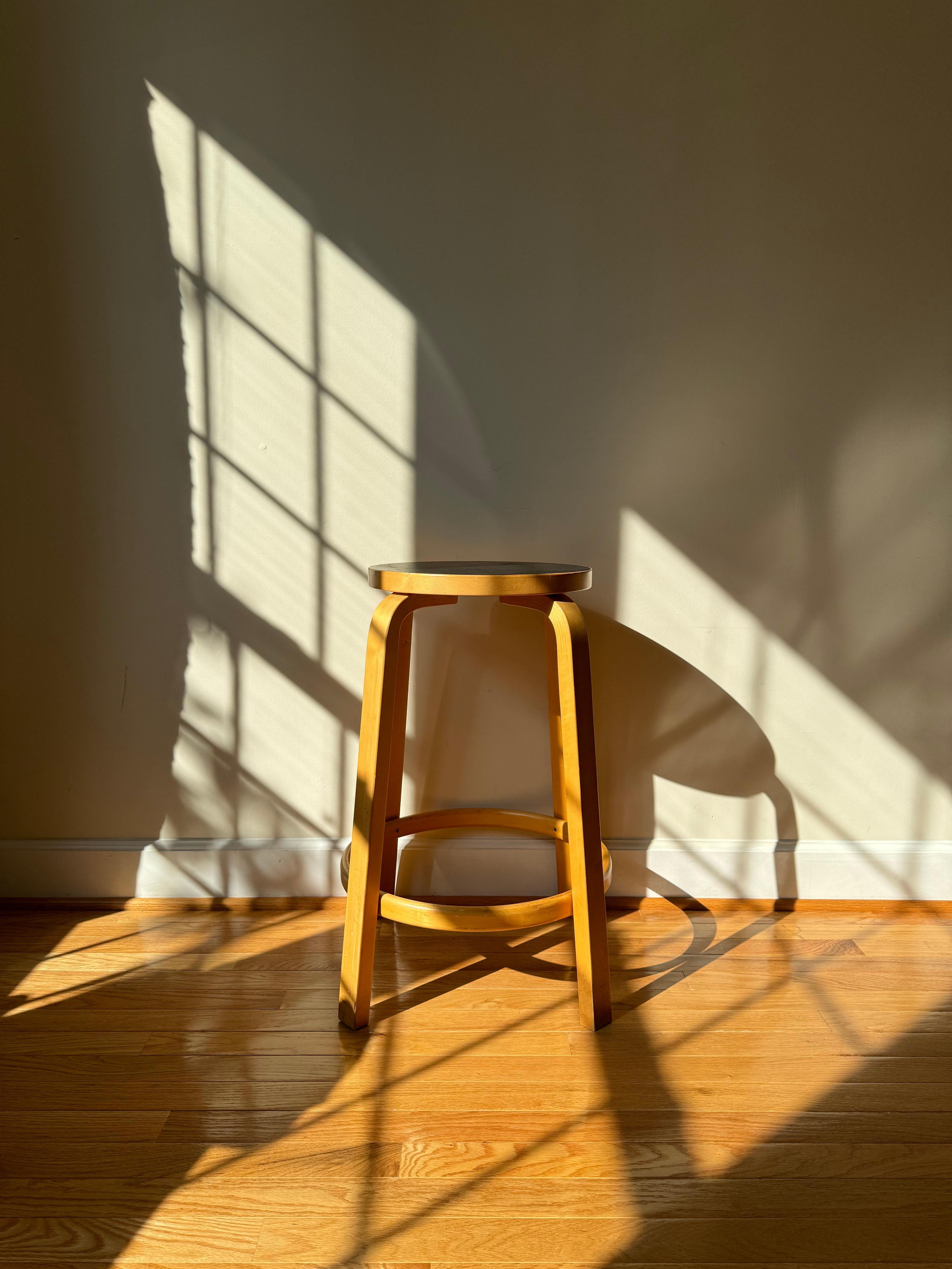 The popular Bar Stool 64 is eternally contemporary, in its element in kitchens, cafes, bars, and at countertops. Symmetrical and non-directional, Bar Stool 64 is always positioned the right way. Well-proportioned and featuring a sturdy birch foot