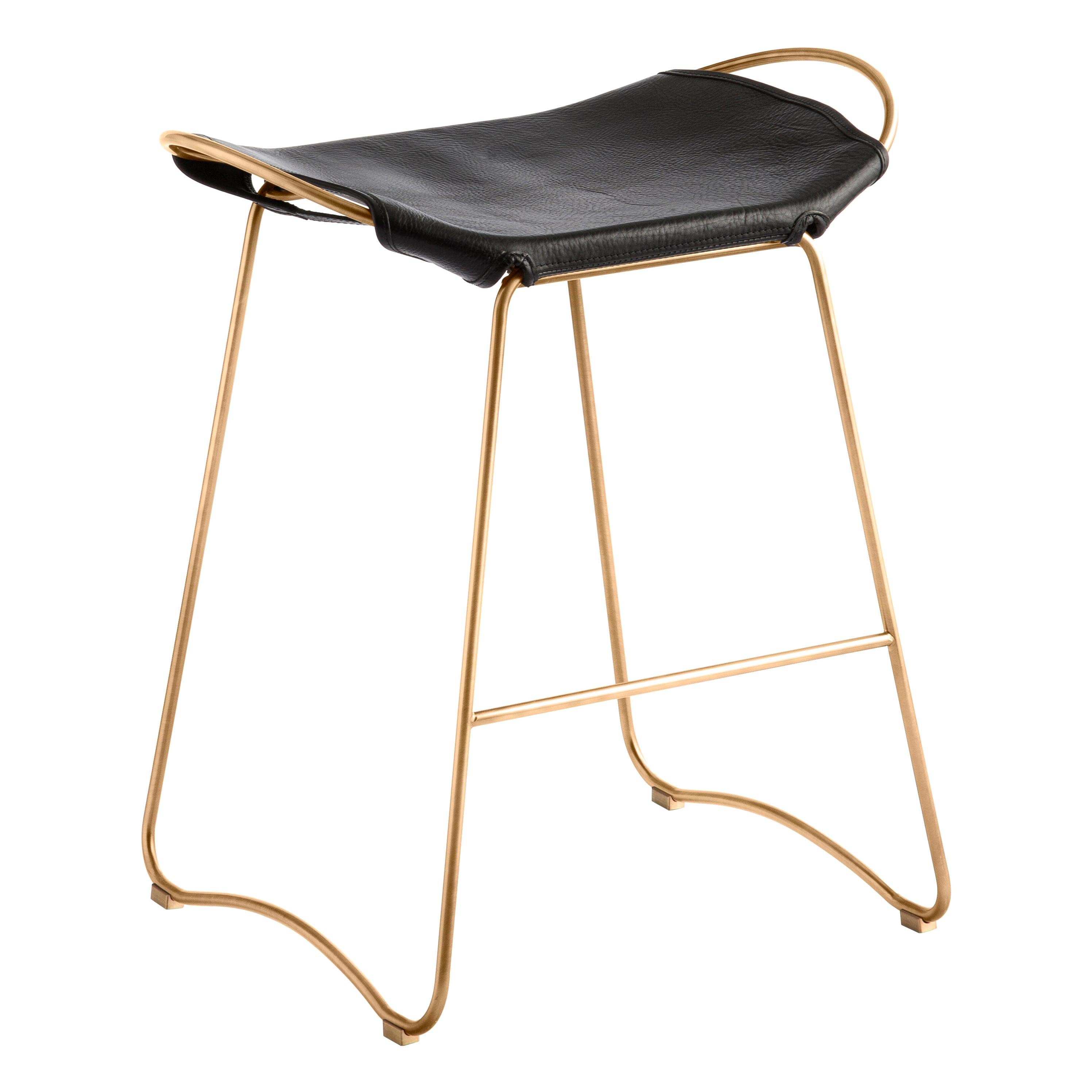 Tabouret de bar contemporain sculptural, métal laiton vieilli et cuir noir