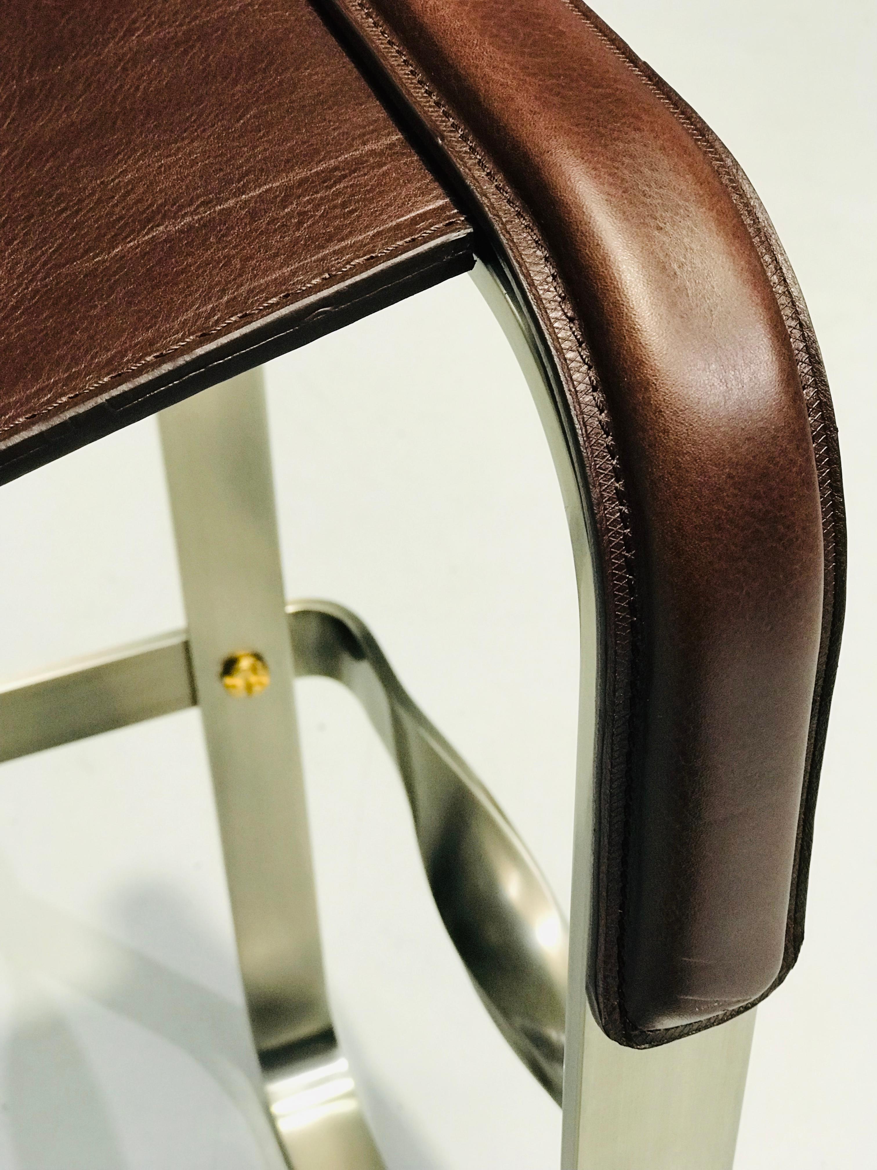 Barhocker Aged Brass Steel und Dark Brown Saddle Leather, Contemporary Style (21. Jahrhundert und zeitgenössisch) im Angebot